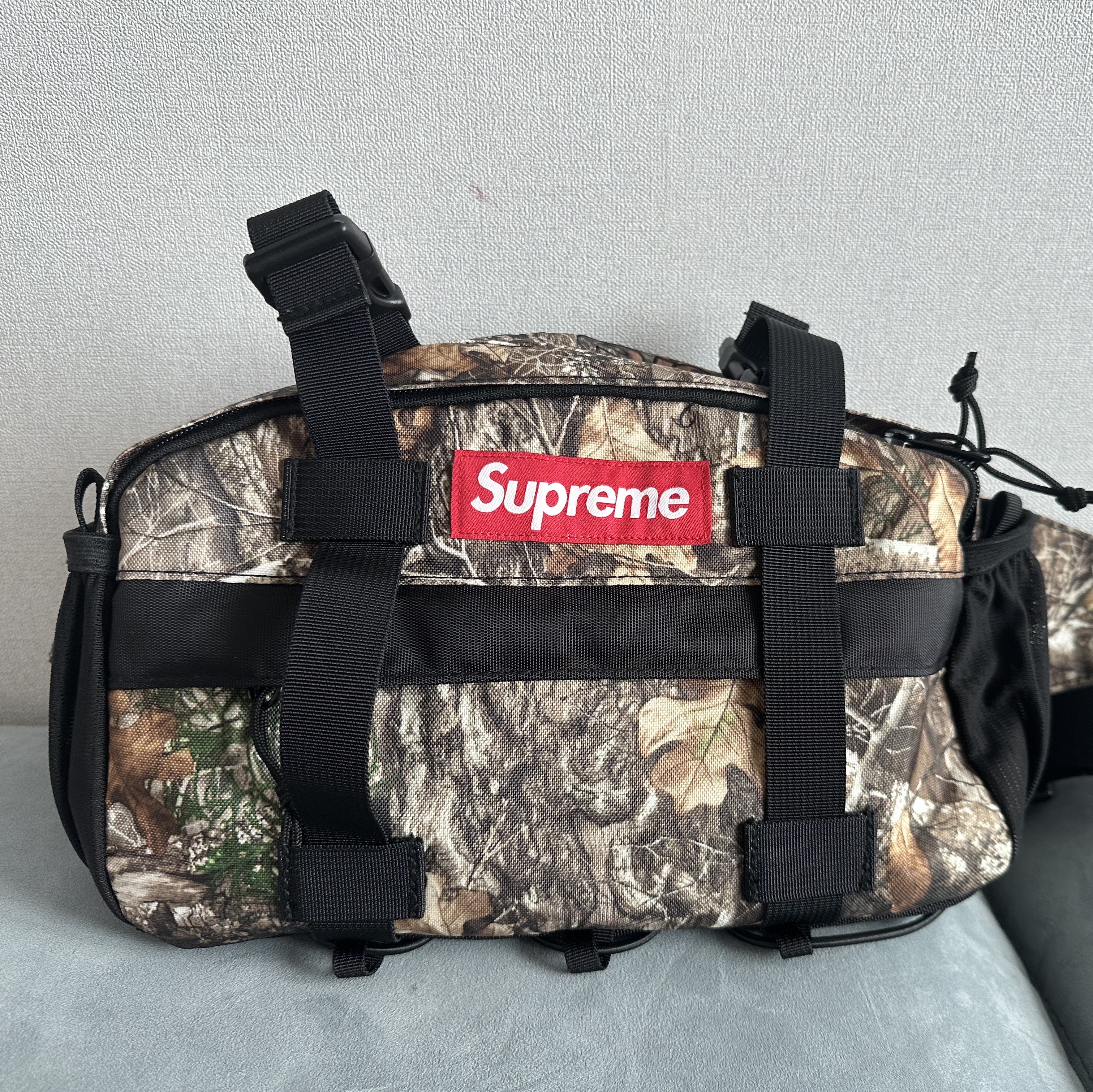 Supreme Waist Bag Real Tree Camo - 19FW 착용 스타일