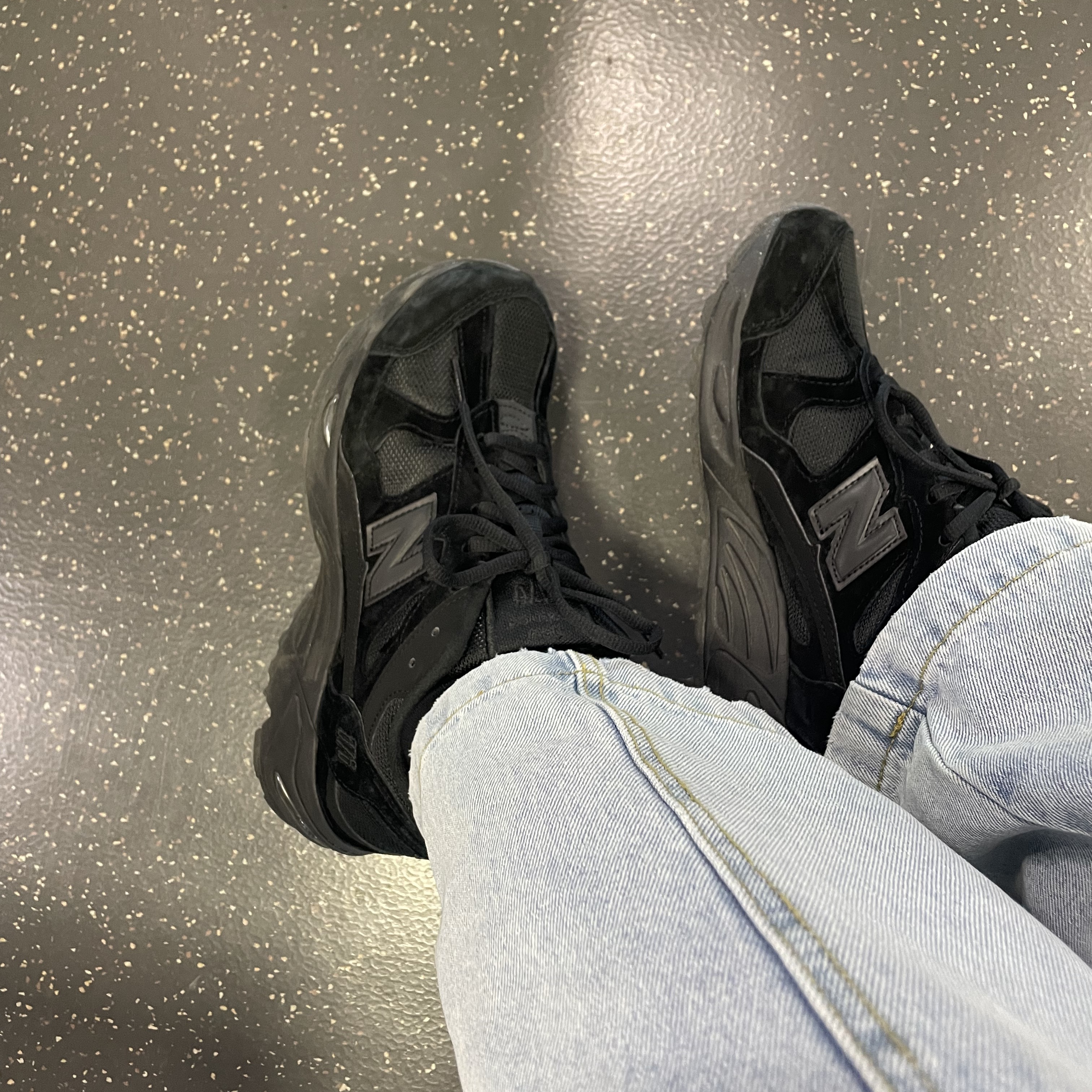 New Balance 878 Triple Black 착용 스타일 - 2