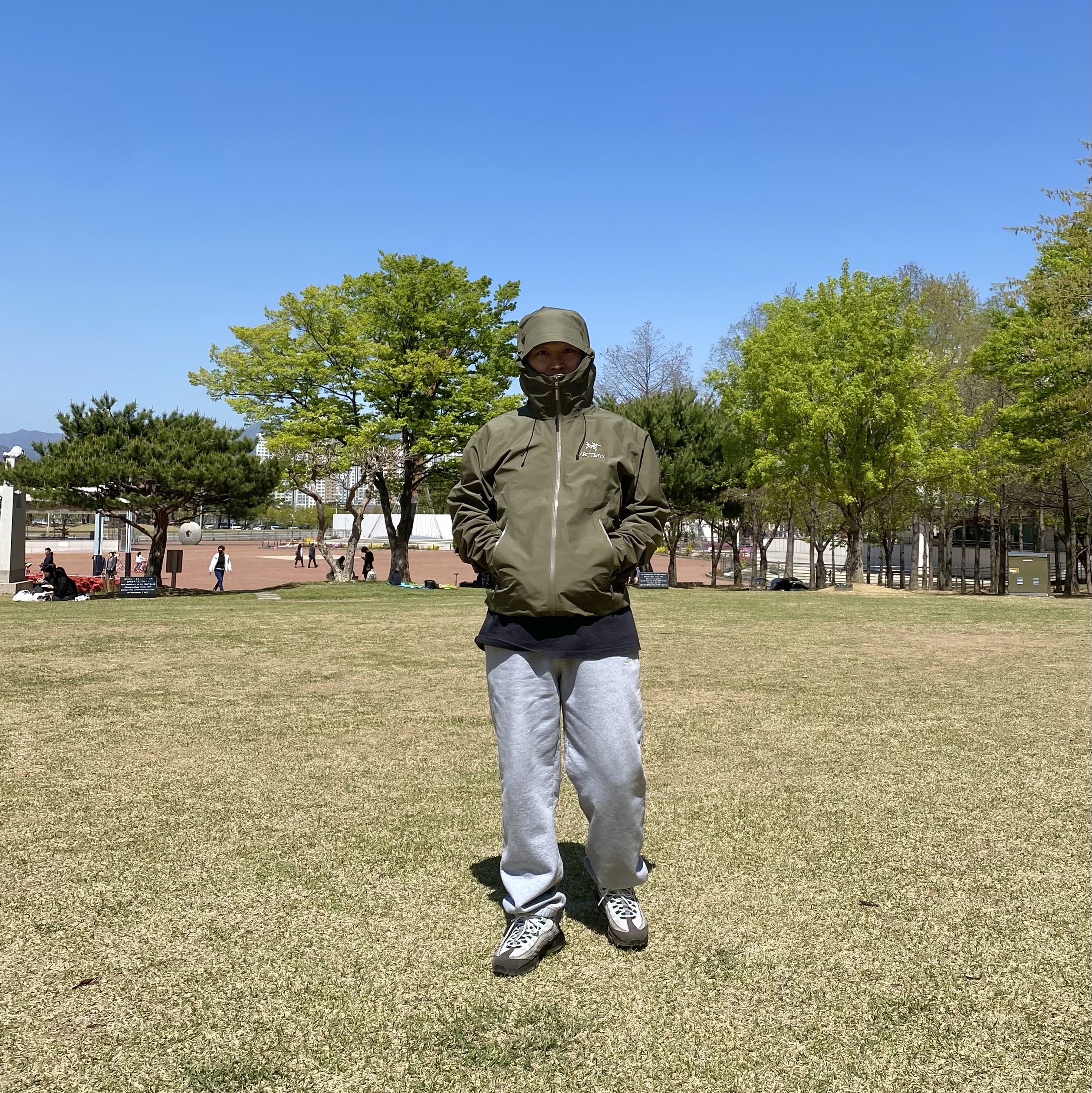 Arc'teryx Beta LT Jacket Tatsu, Stussy Stock Logo Pants Grey Heather 착용 스타일 - 1