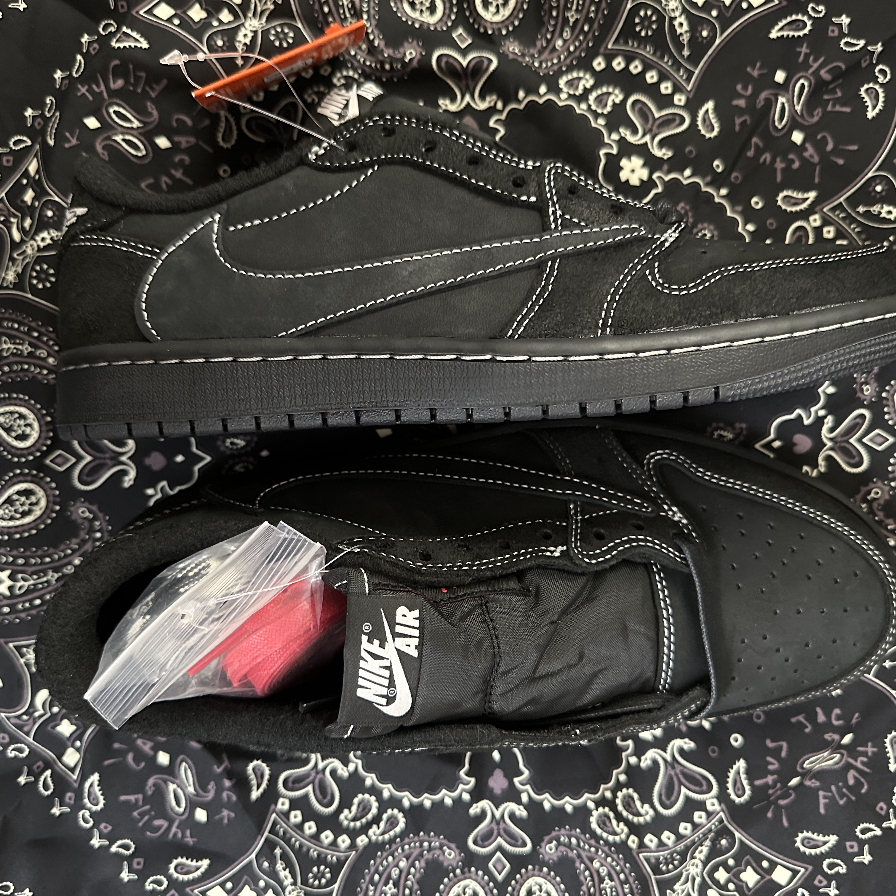 Jordan 1 x Travis Scott Retro Low OG SP Black Phantom 착용 스타일 - 2