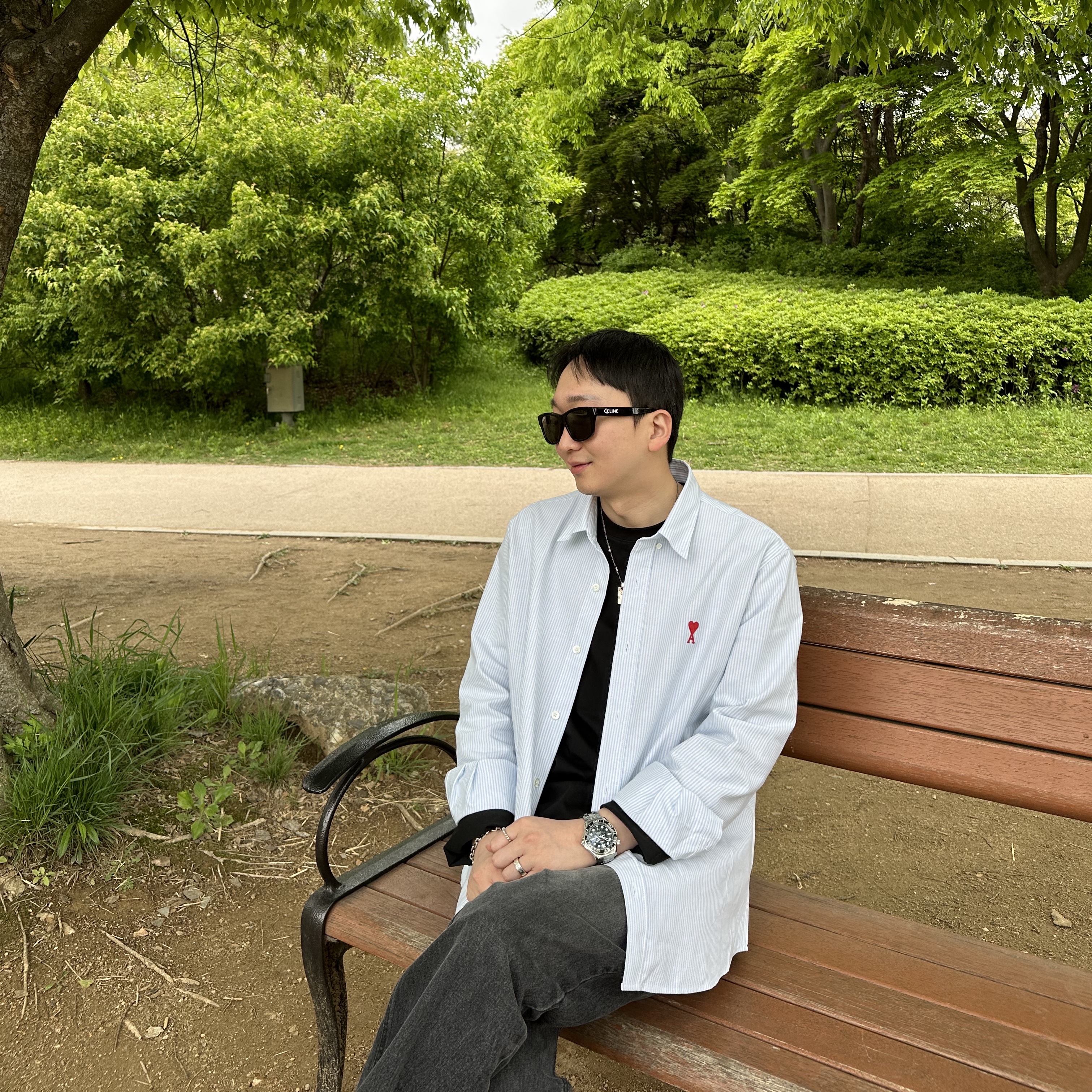 (W) Celine Monochroms 03 Sunglasses in Acetate Black, AMI de Coeur Striped Button-Down Shirt Sky Blue White 착용 스타일