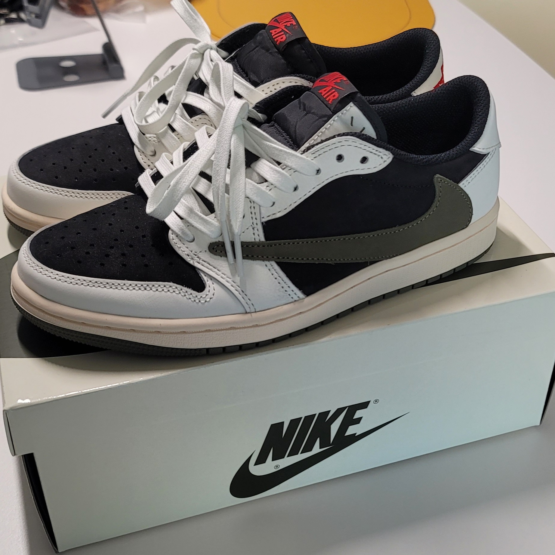 (W) Jordan 1 x Travis Scott Retro Low OG SP Medium Olive, Jordan 1 x Travis Scott Retro Low OG SP Black Phantom 착용 스타일 - 2