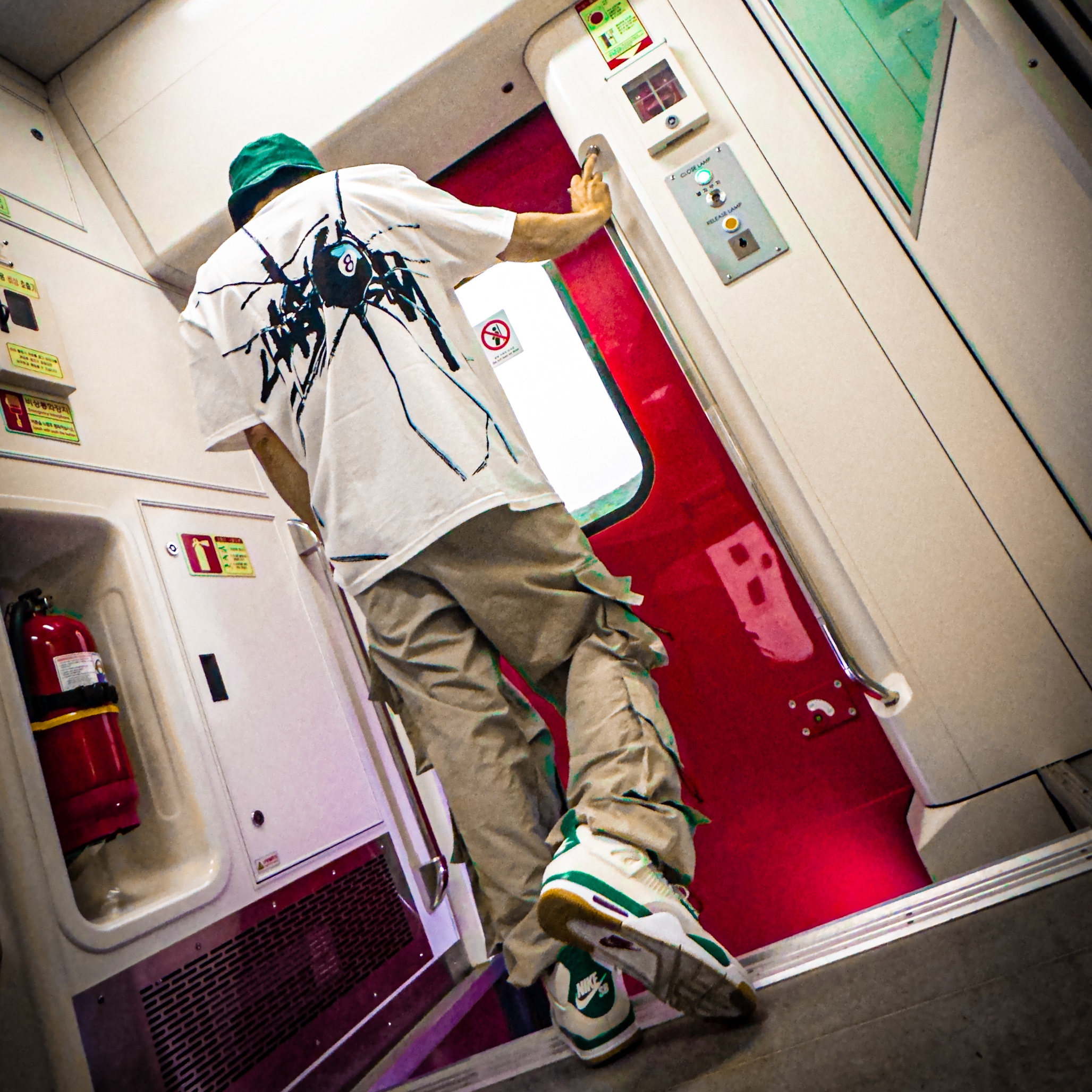 Stussy Shattered T-Shirt White, Jordan 4 x Nike SB Retro SP Pine Green 착용 스타일