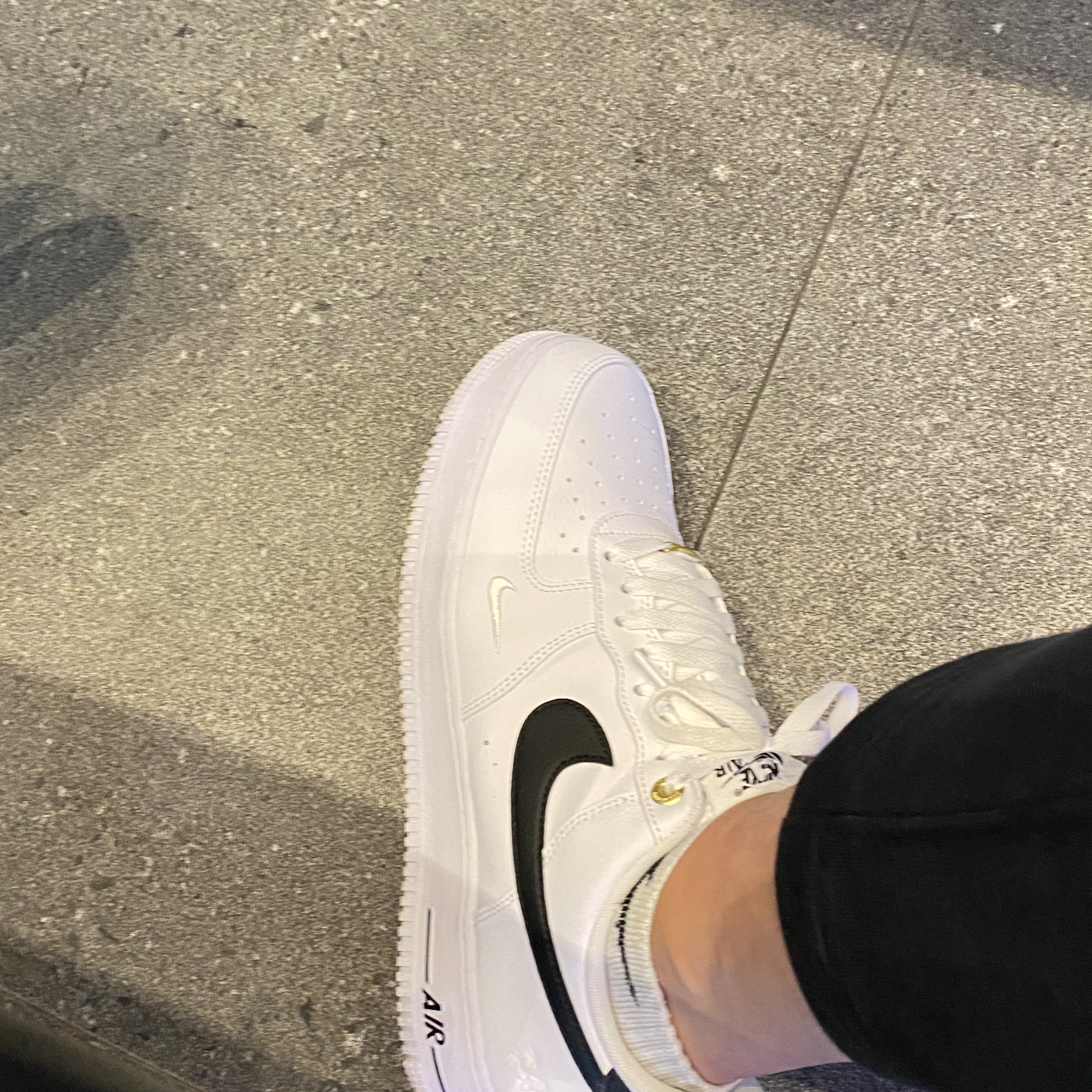 Nike Air Force 1 '07 LV8 40th Anniversary Join Forces White Black 착용 스타일 - 3