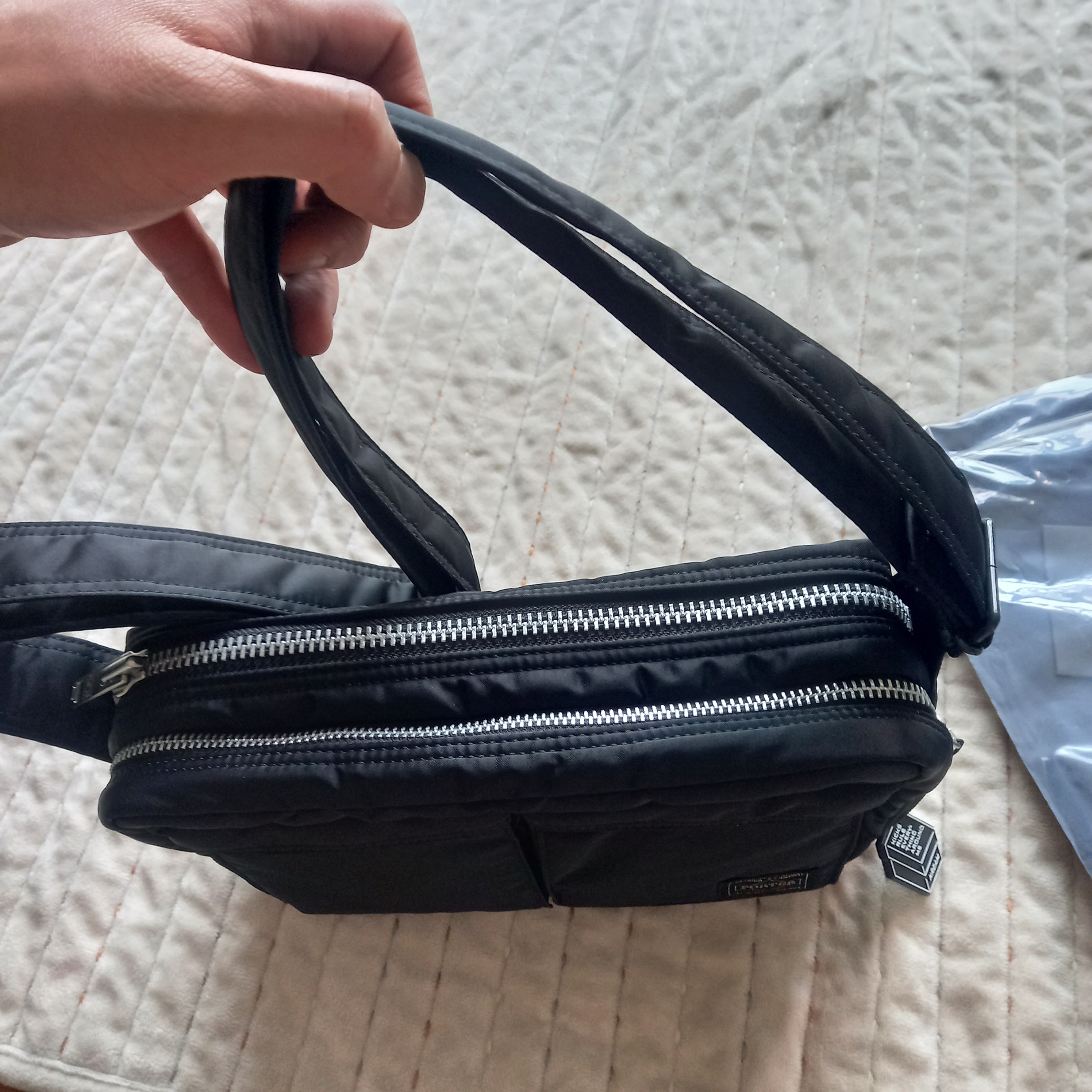 Porter Tanker Shoulder Bag S Black 착용 스타일 - 2
