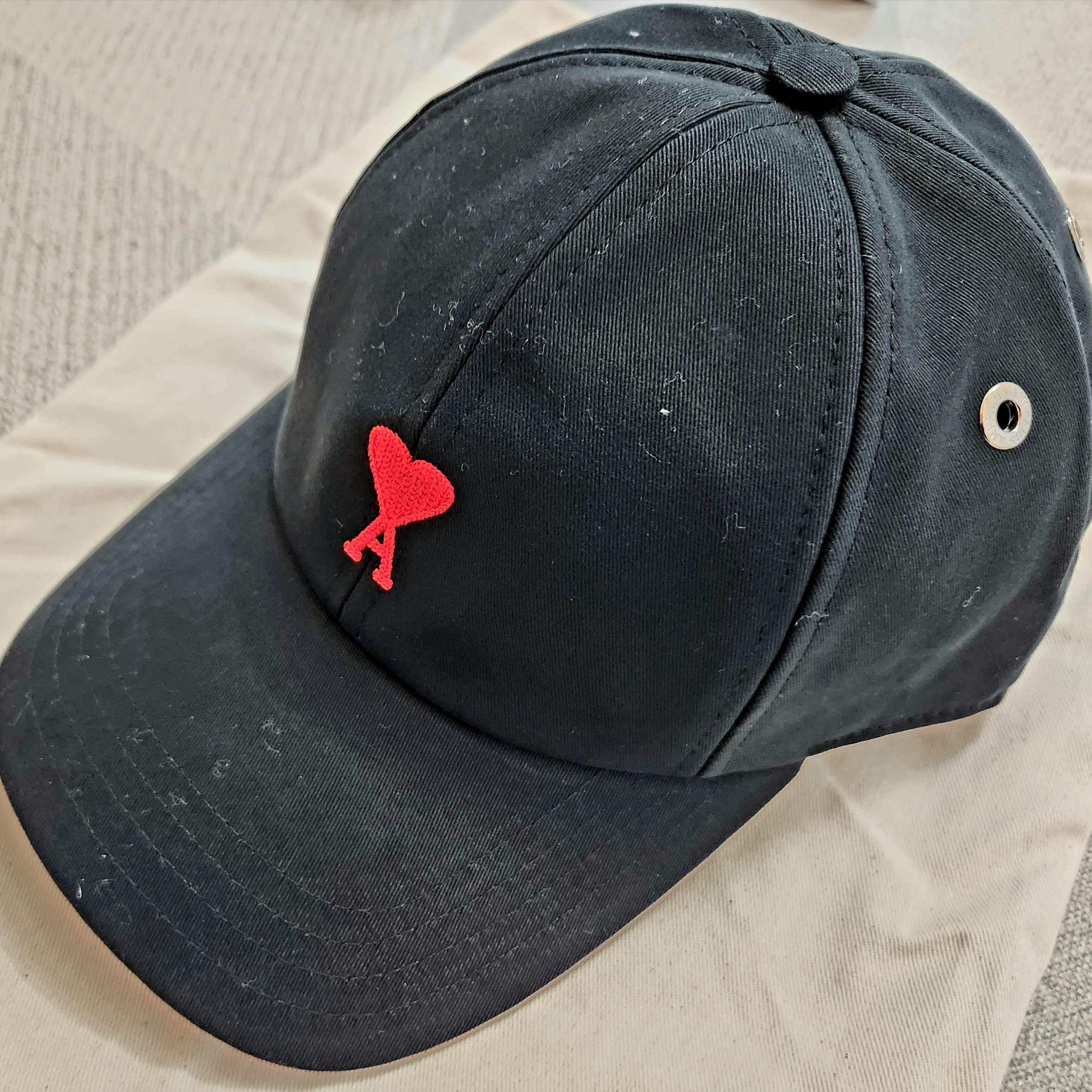 AMI de Coeur Embroidery Cap Black 착용 스타일