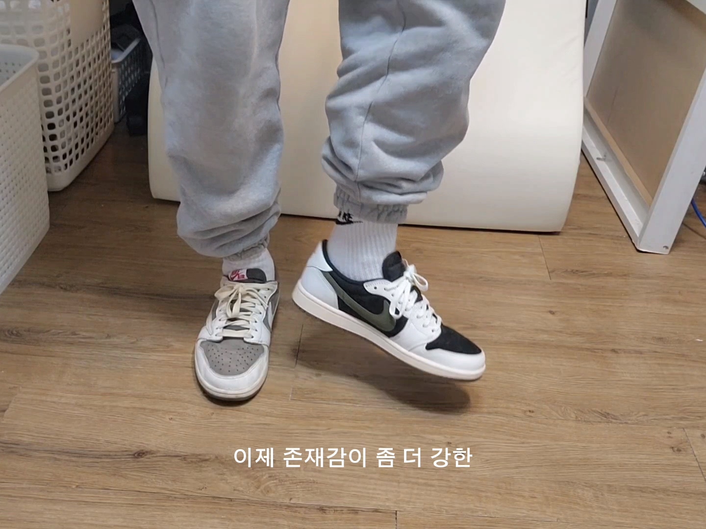 (W) Jordan 1 x Travis Scott Retro Low OG SP Medium Olive, Jordan 1 x Travis Scott Retro Low OG SP Sail and Ridgerock 착용 스타일 - 2