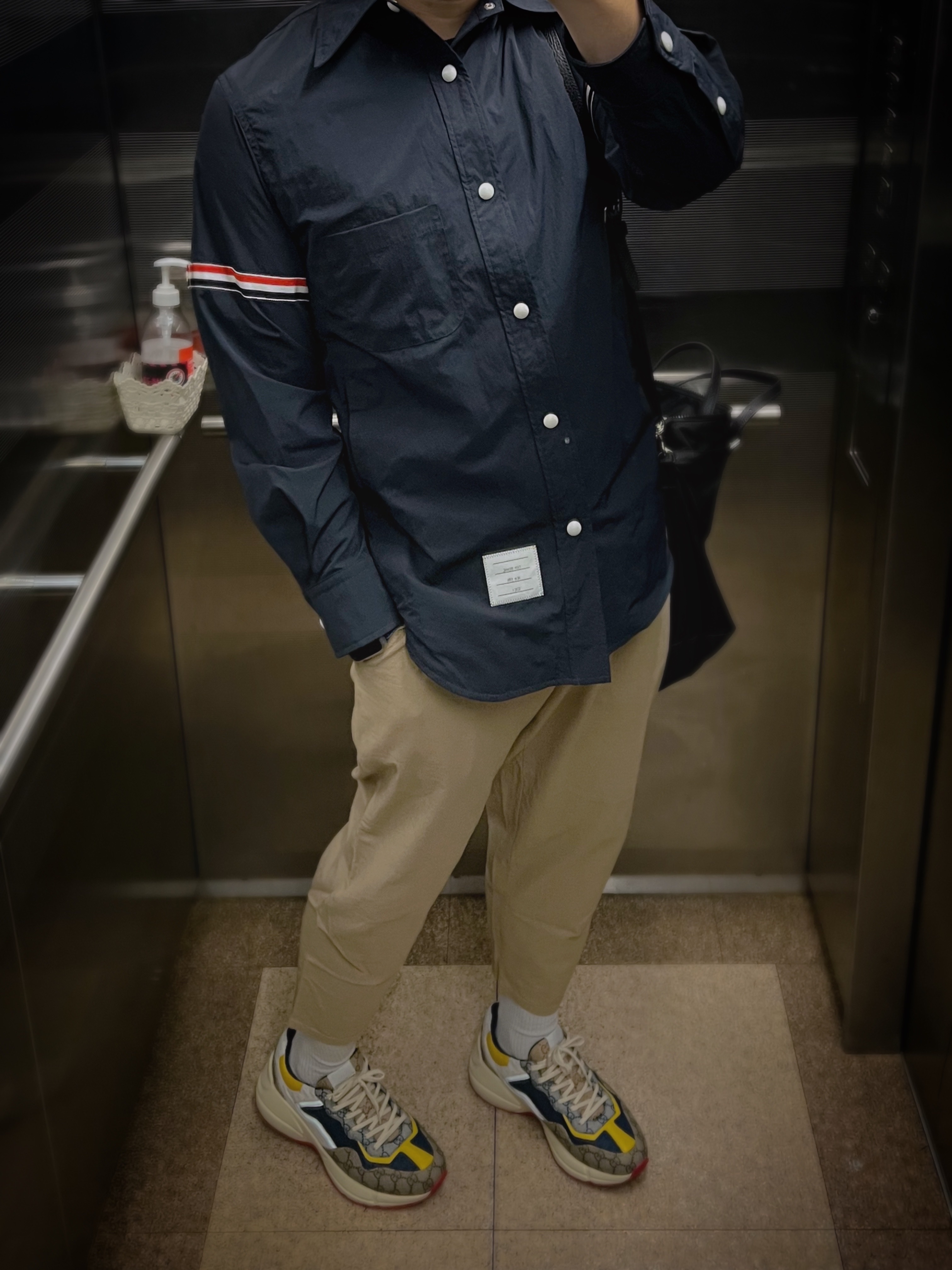 Gucci GG Rhyton Beige Sneakers Ebony Blue, Thom Browne Solid Nylon Armband Shirt Jacket Navy 착용 스타일 - 1