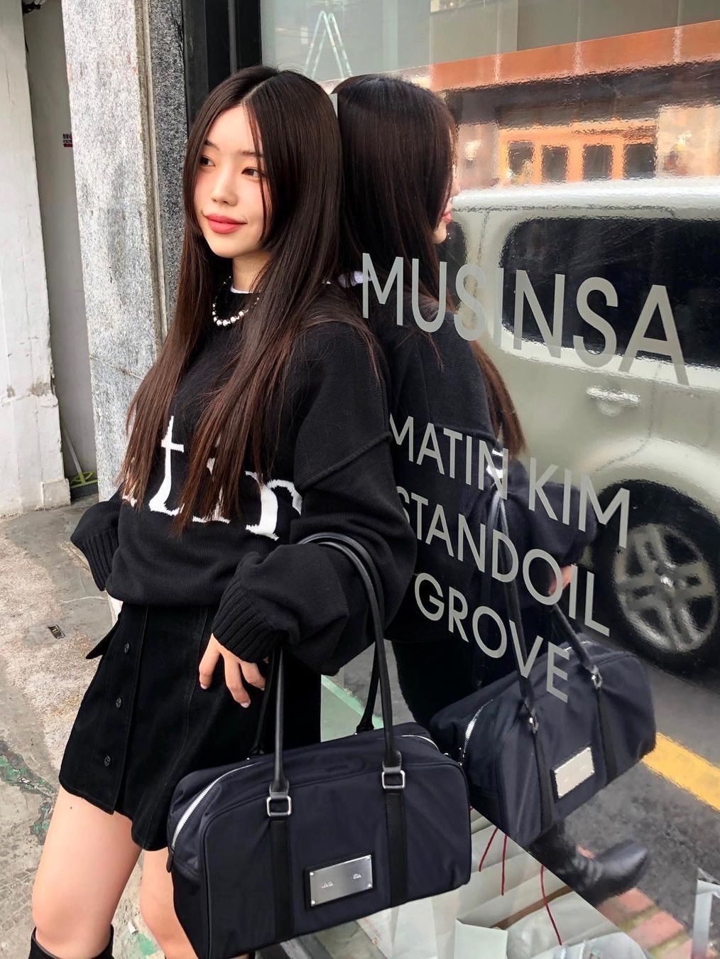Matin Kim Sporty Tote Bag Black 착용 스타일