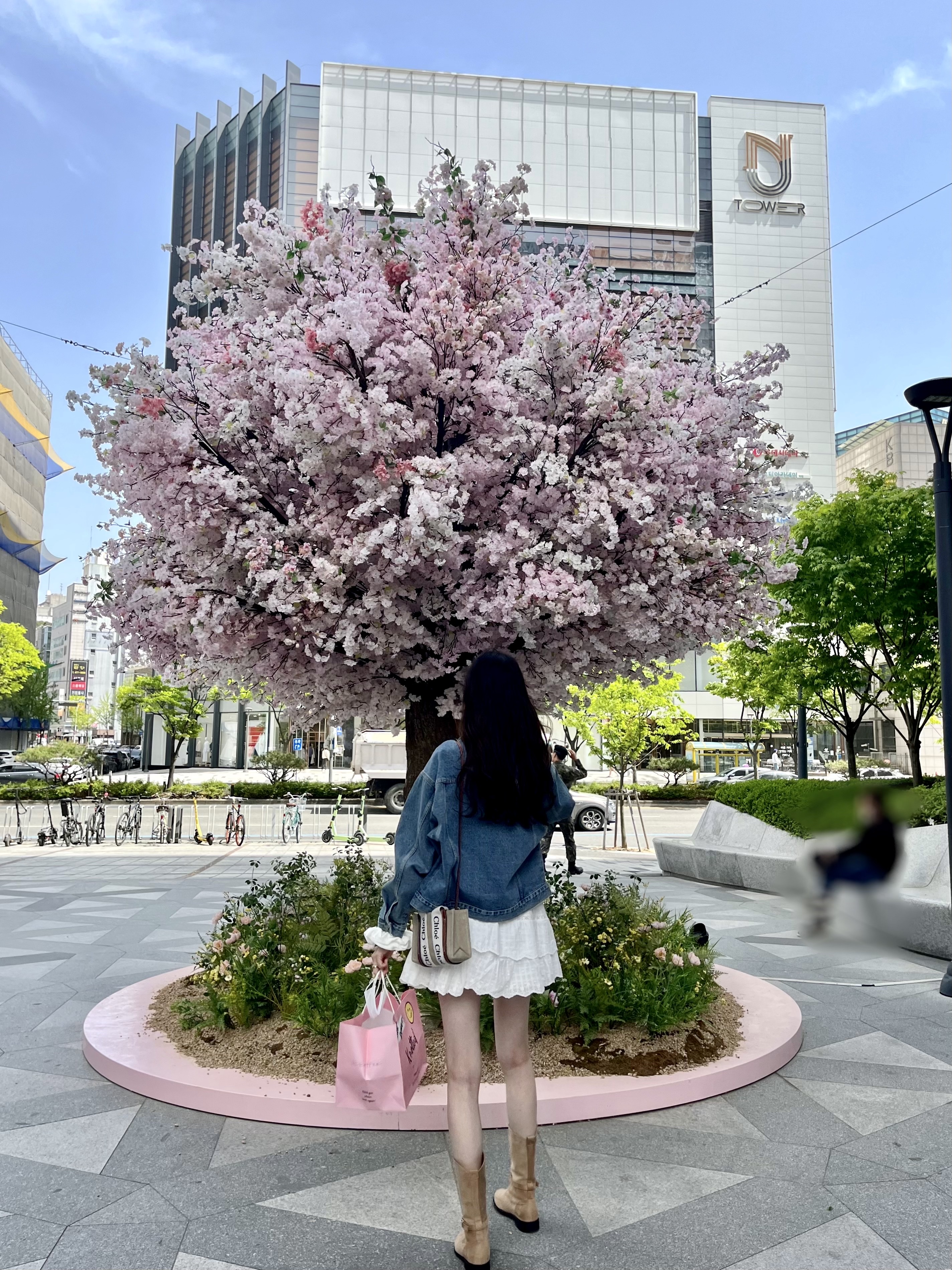 Chloe Woody Mini Tote Bag White Brown 착용 스타일 - 2