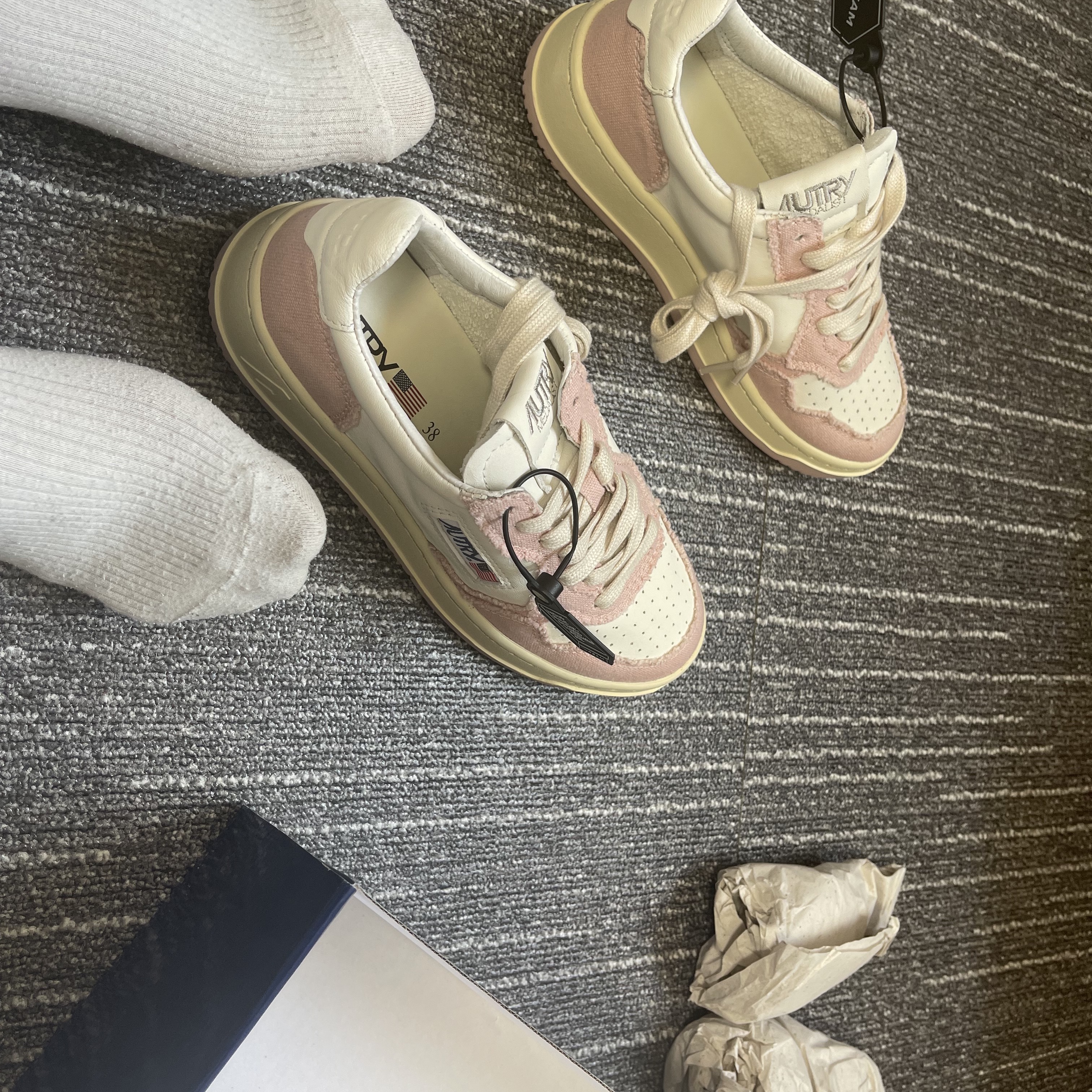 (W) Autry Medalist Low Leather Canvas Sneakers Powder Pink White 착용 스타일 - 3