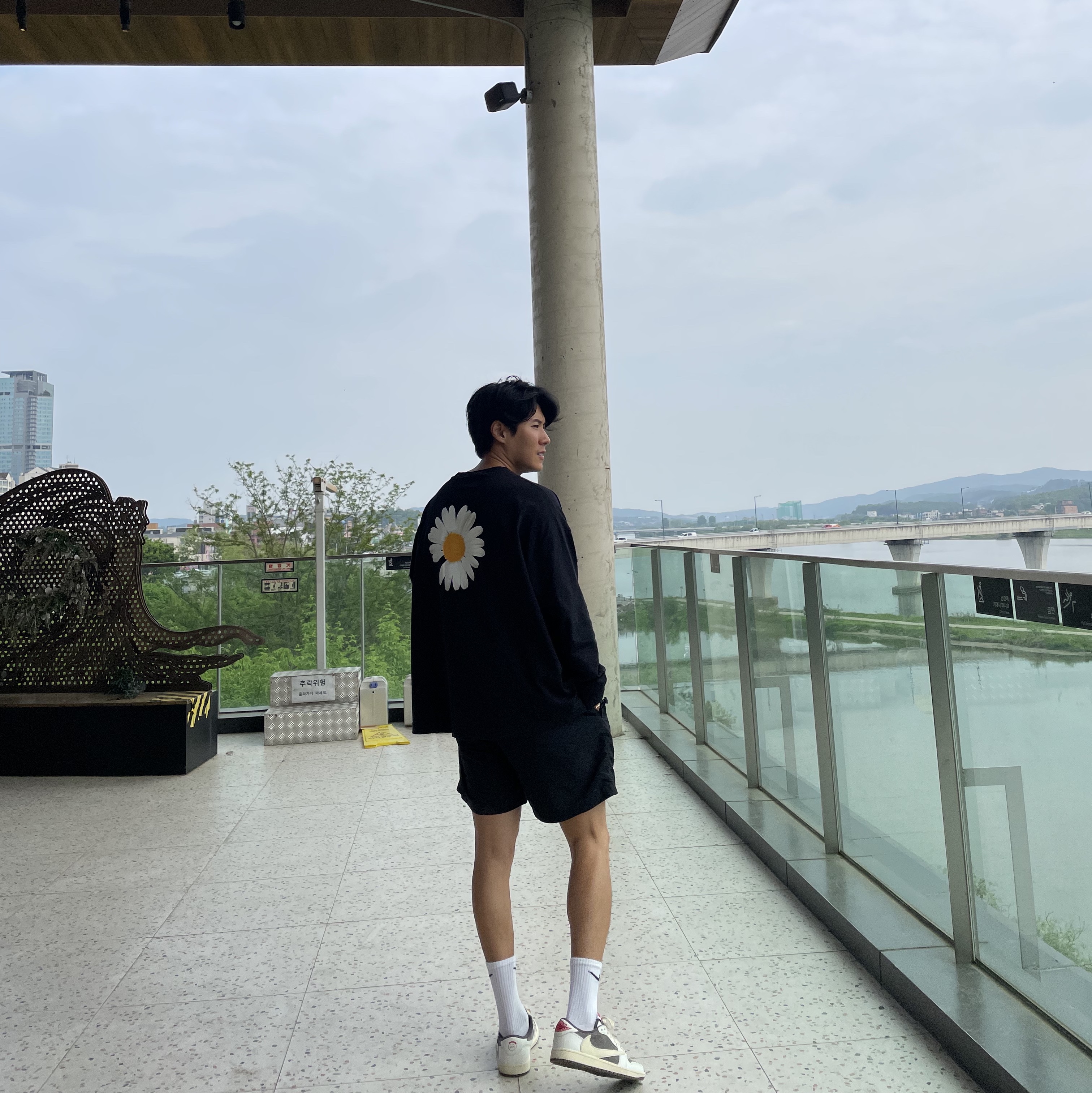 Jordan 1 x Travis Scott Retro Low OG SP Sail and Ridgerock, Nike x Peaceminusone LS T-Shirt Black (DR0098-010) 착용 스타일