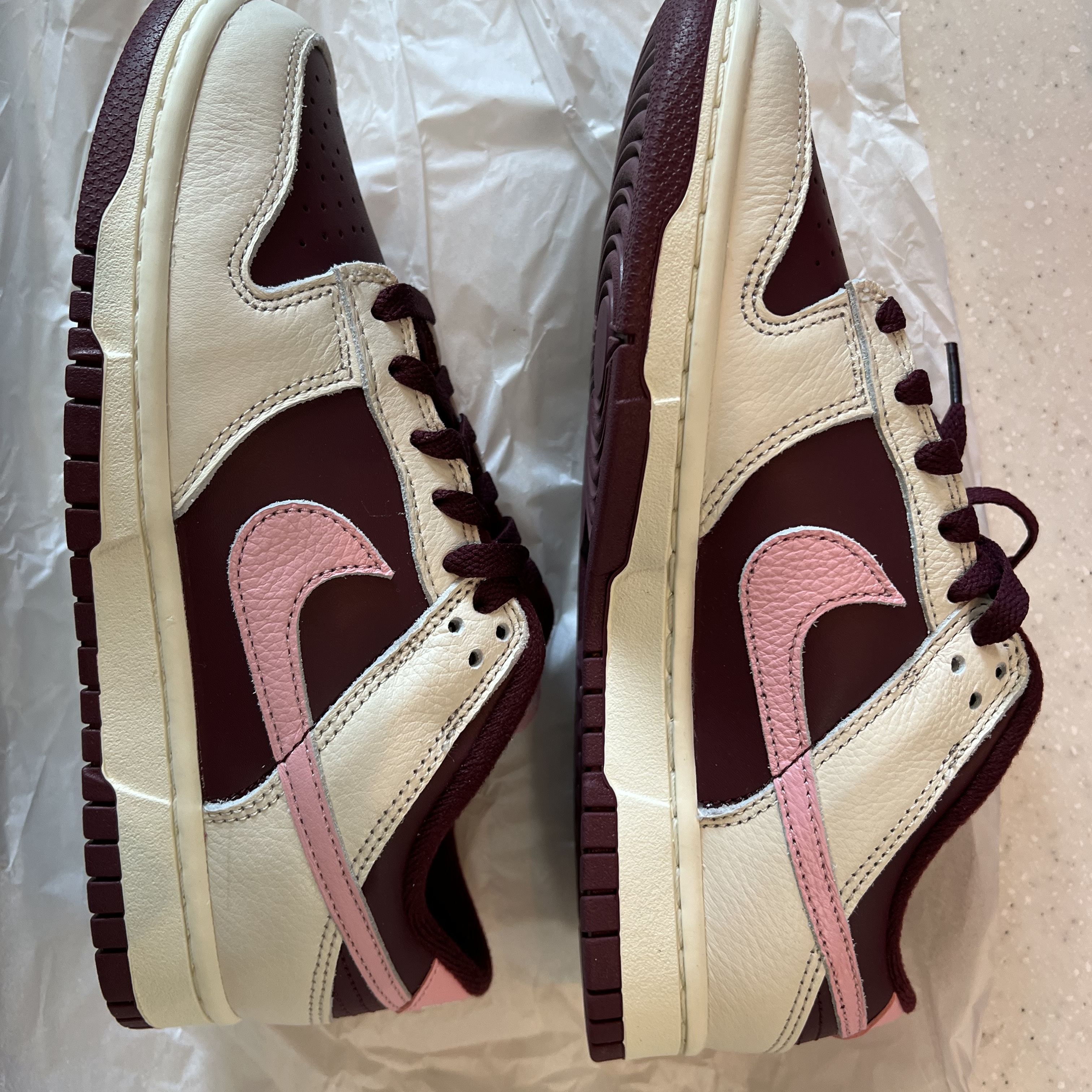 NIke Dunk Low Retro Night Maroon and Medium Soft Pink 착용 스타일