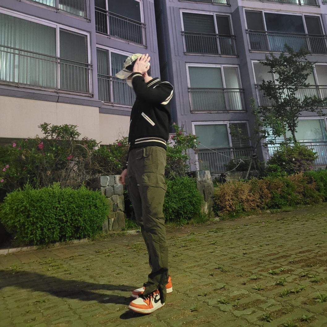 Diesel C-Seymon Treated Denim Baseball Cap Blue White, Saint Laurent Teddy Jacket in Wool Black White 착용 스타일