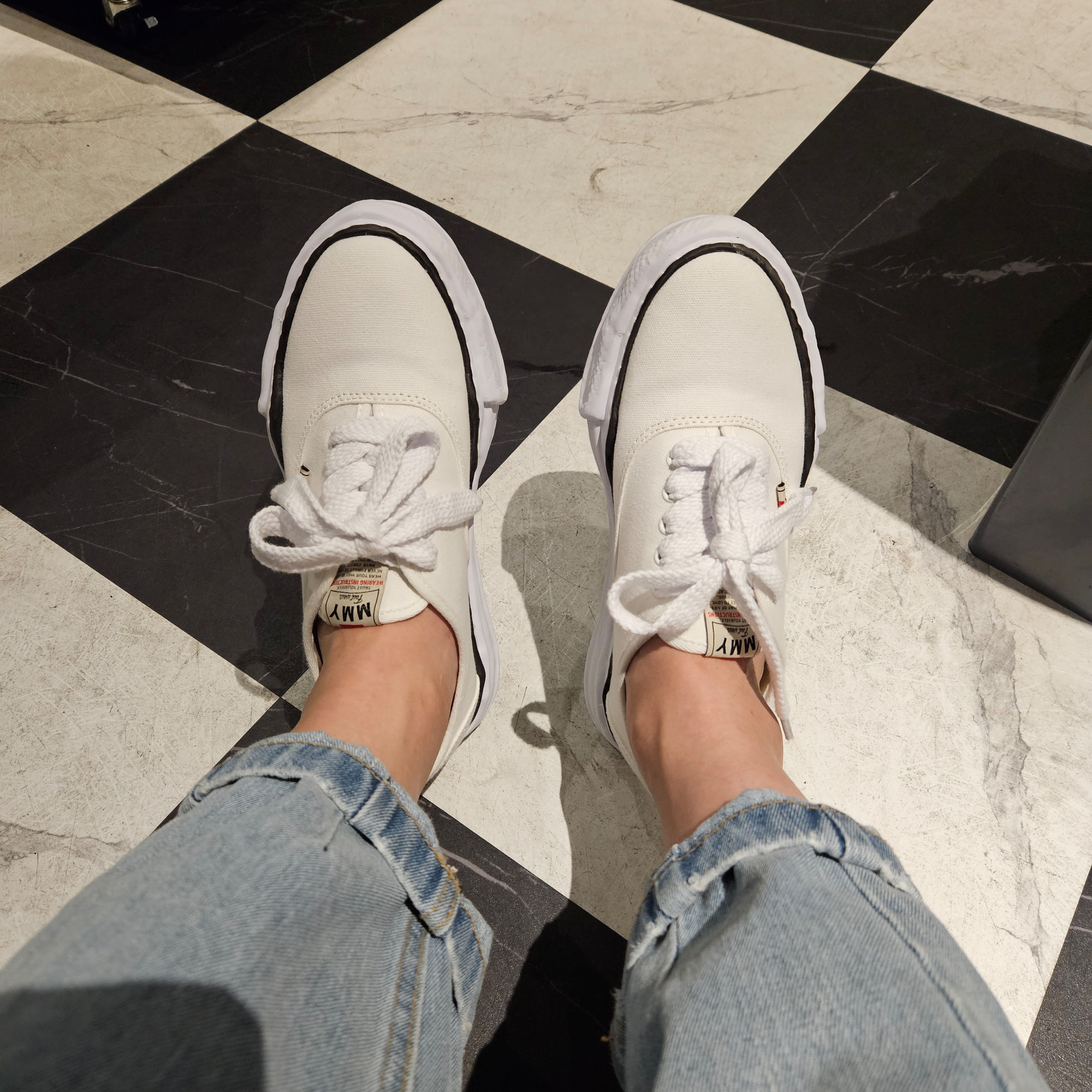 Maison Mihara Yasuhiro Baker OG Sole Canvas Low Cut Sneakers White 착용 스타일