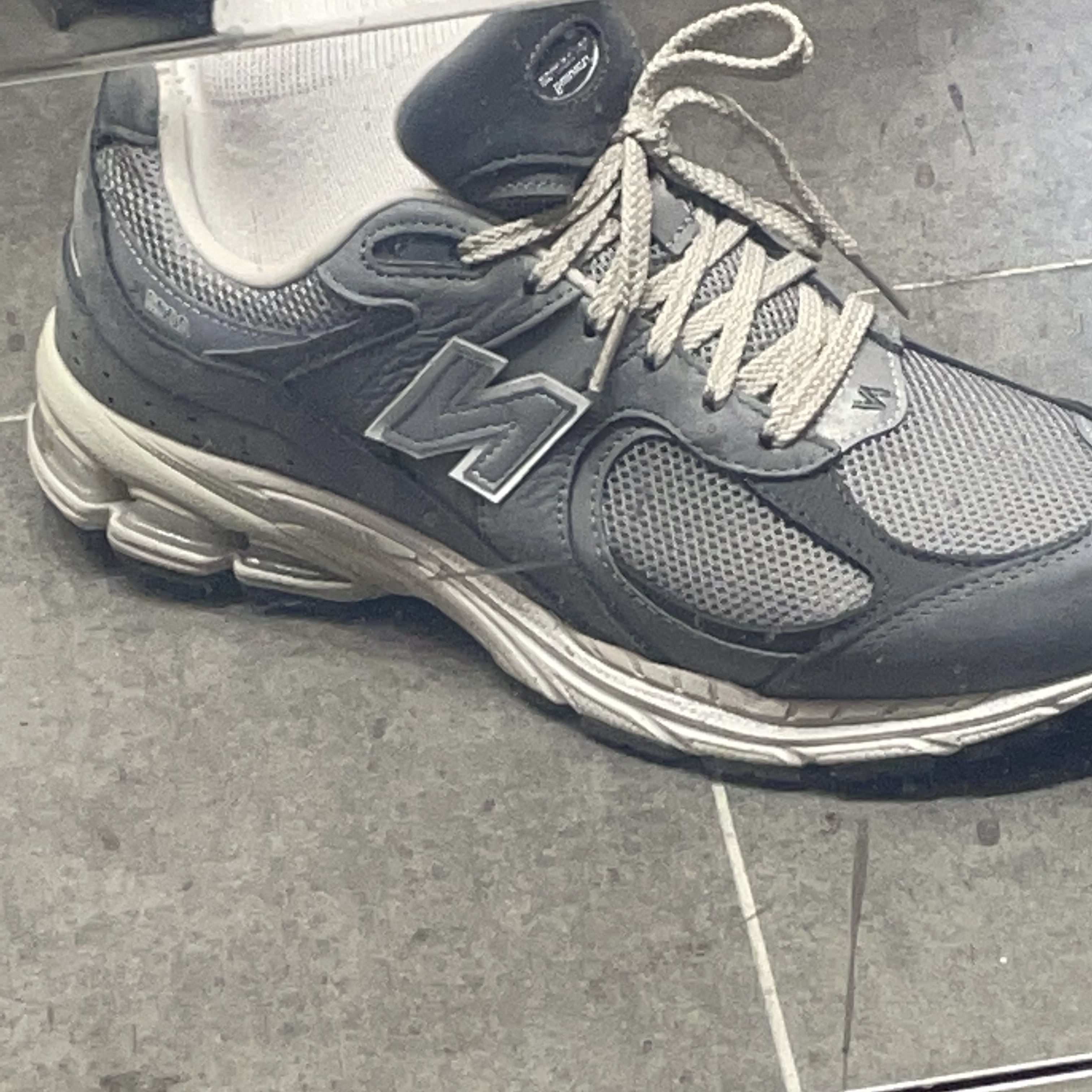 New Balance 2002R Premium Vintage Grey 착용 스타일