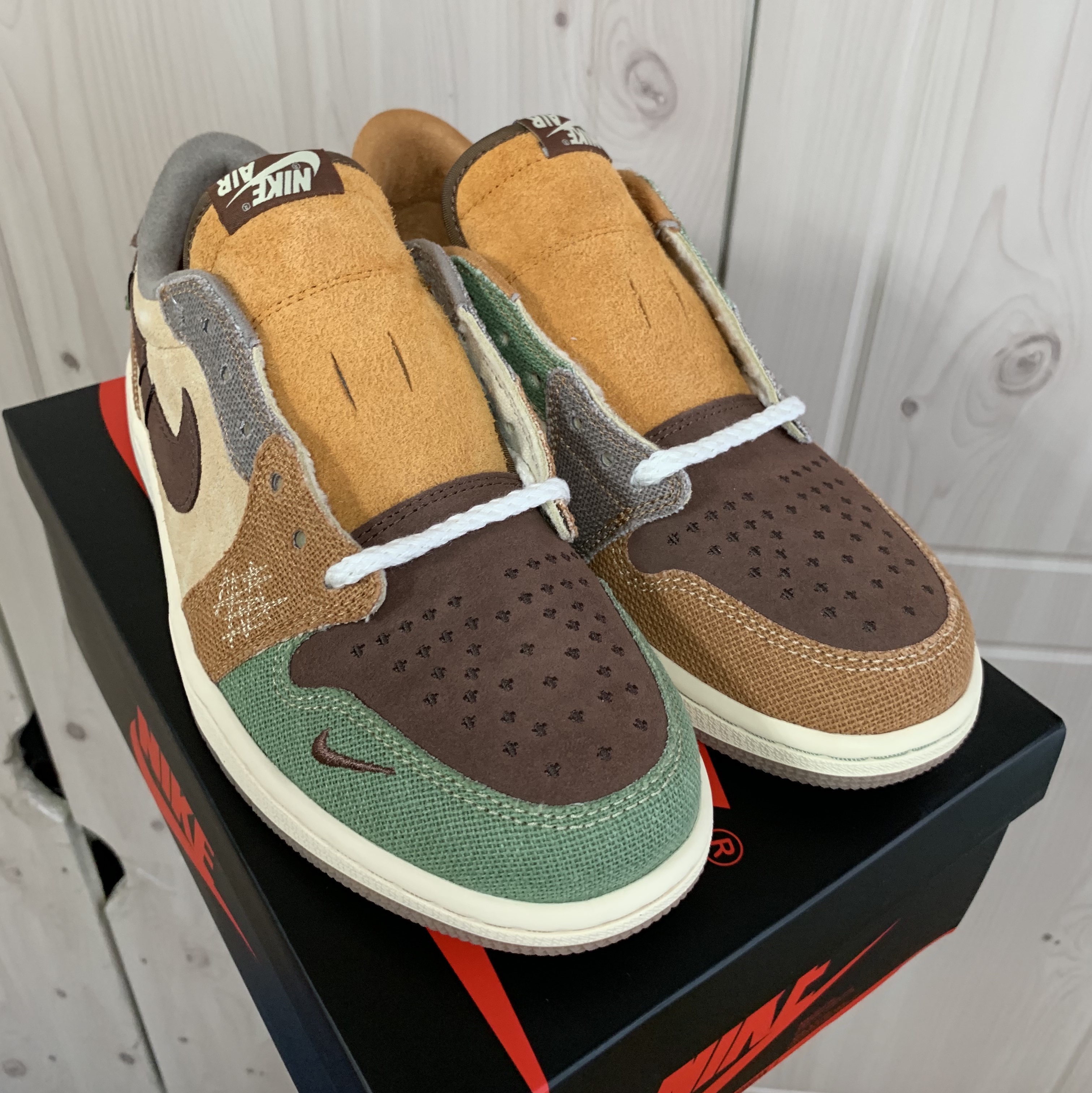Jordan 1 x Zion Williamson Retro Low OG Flax and Oil Green 착용 스타일 - 1