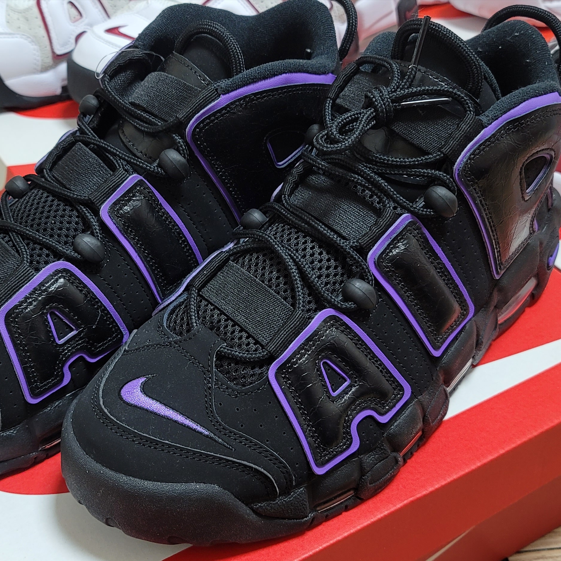 Nike Air More Uptempo 96 Black Action Grape 착용 스타일 - 2