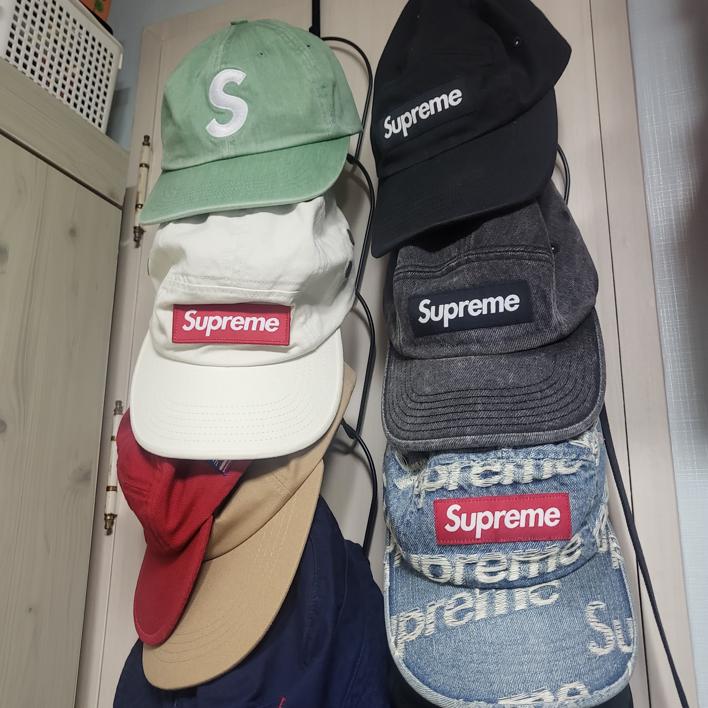 Supreme Military Camp Cap Stone - 22SS, Supreme Pigment Print S Logo 6-Panel Light Sage - 22FW 착용 스타일 - 2