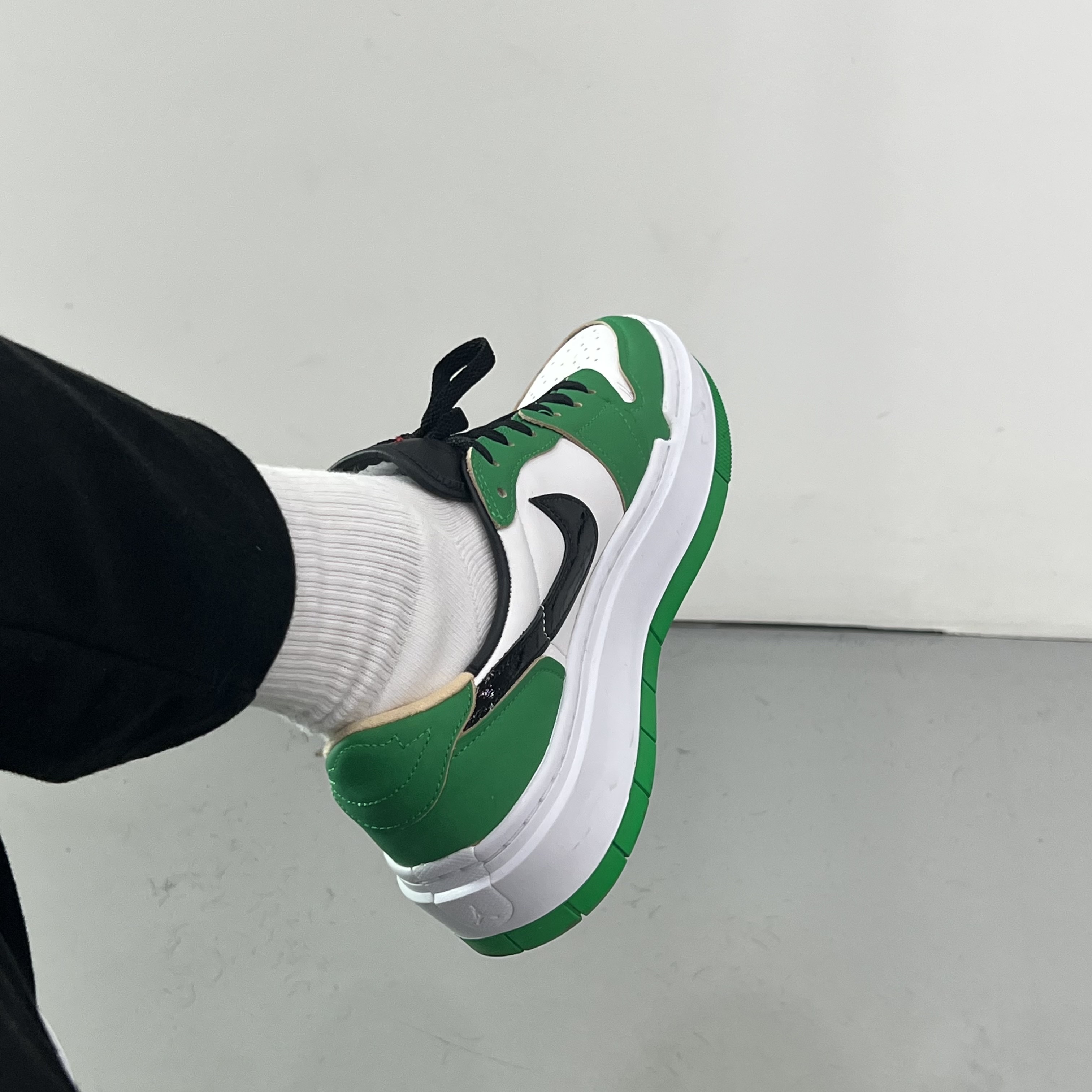 (W) Jordan 1 Elevate Low SE Lucky Green 착용 스타일 - 1