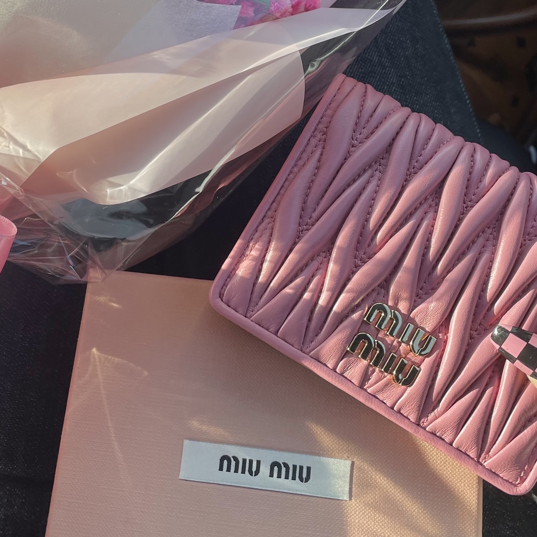 Miu Miu Matelasse Nappa Leather Wallet Begonia Pink 착용 스타일 - 1