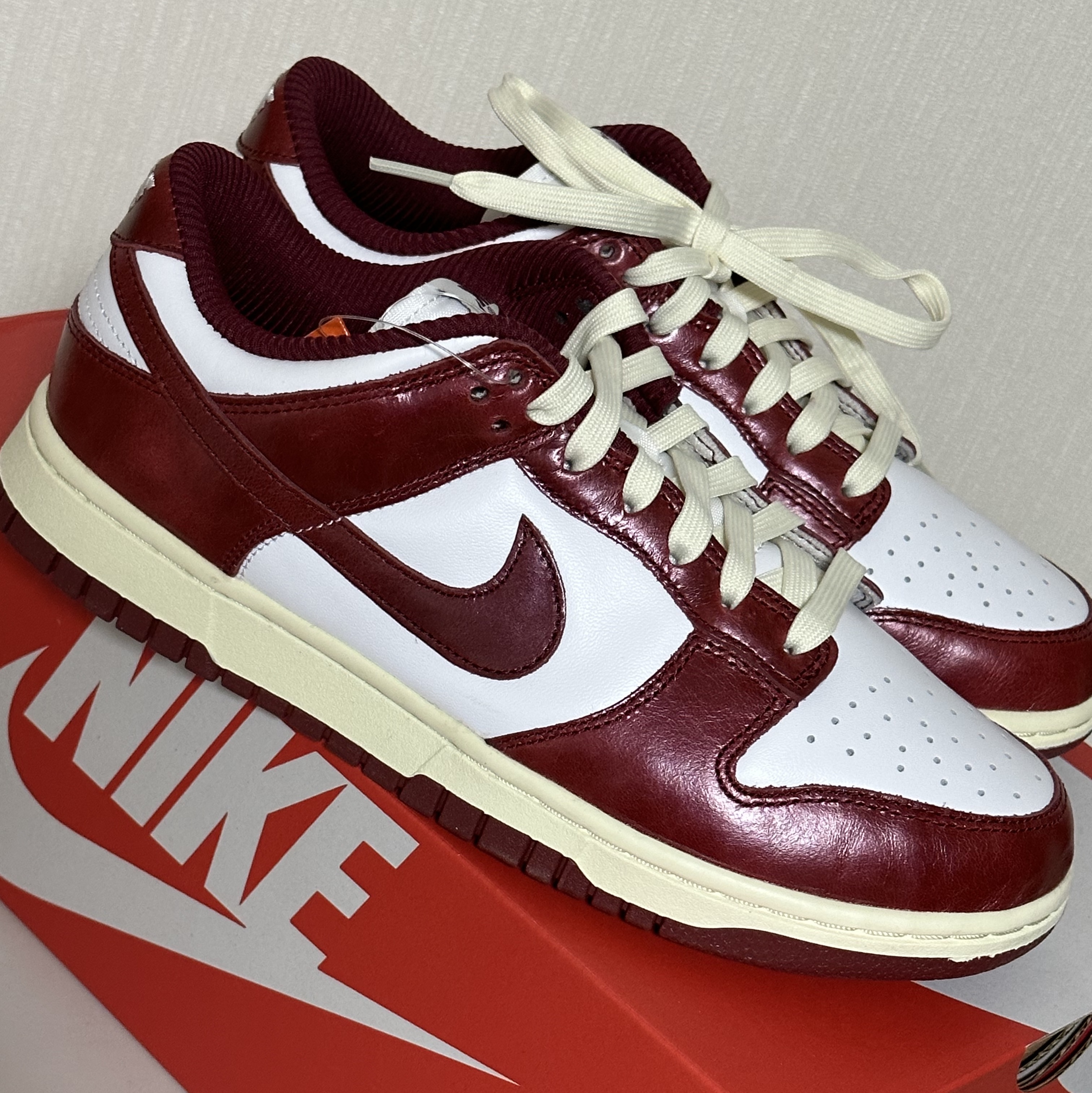 (W) Nike Dunk Low Retro PRM Team Red and White 착용 스타일 - 3