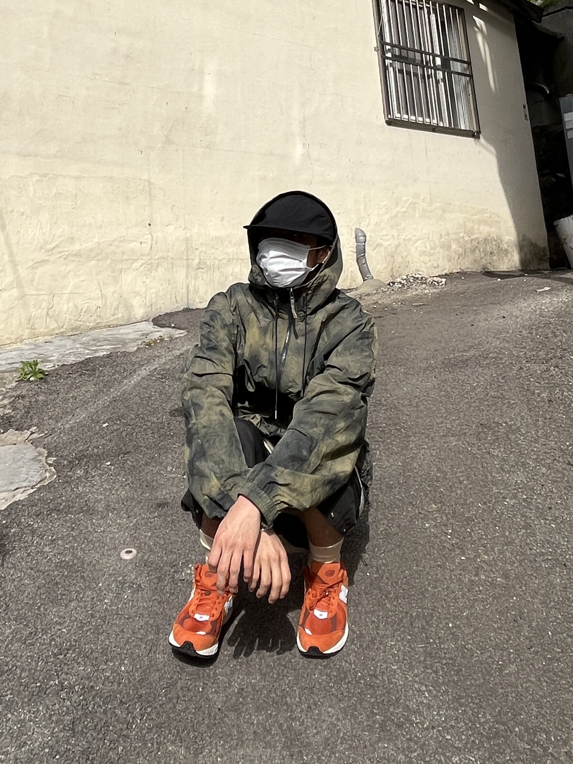 New Balance 2002R Rust Oxide 착용 스타일 - 2