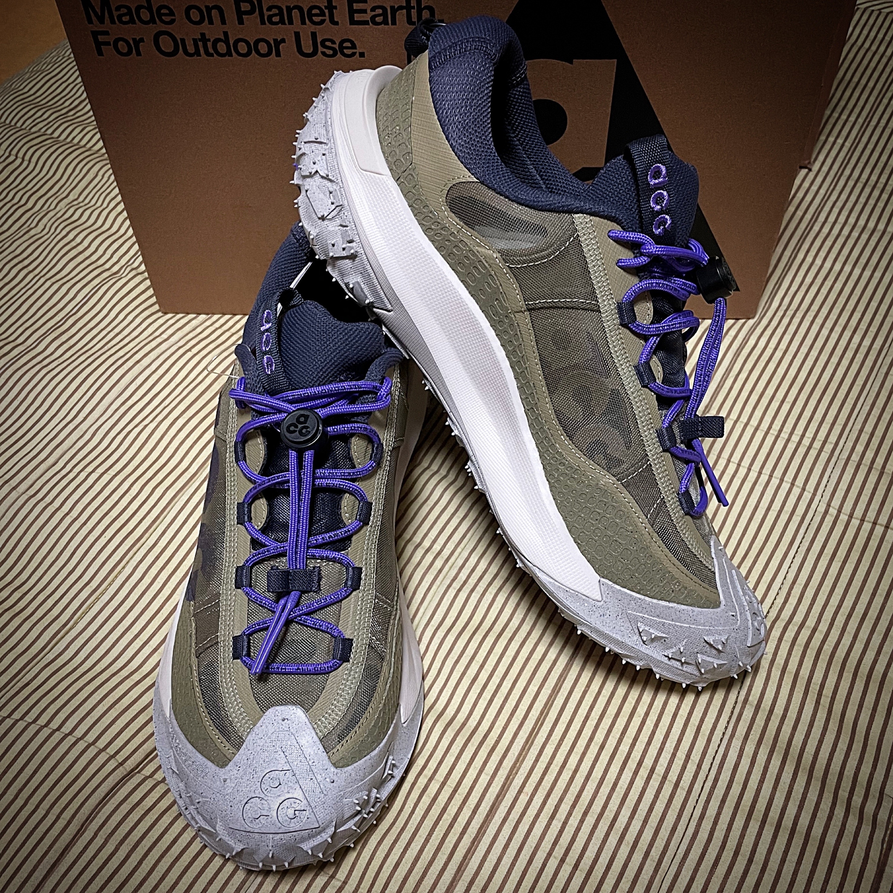 Nike ACG Mountain Fly 2 Low Neutral Olive and Mountain Grape 착용 스타일