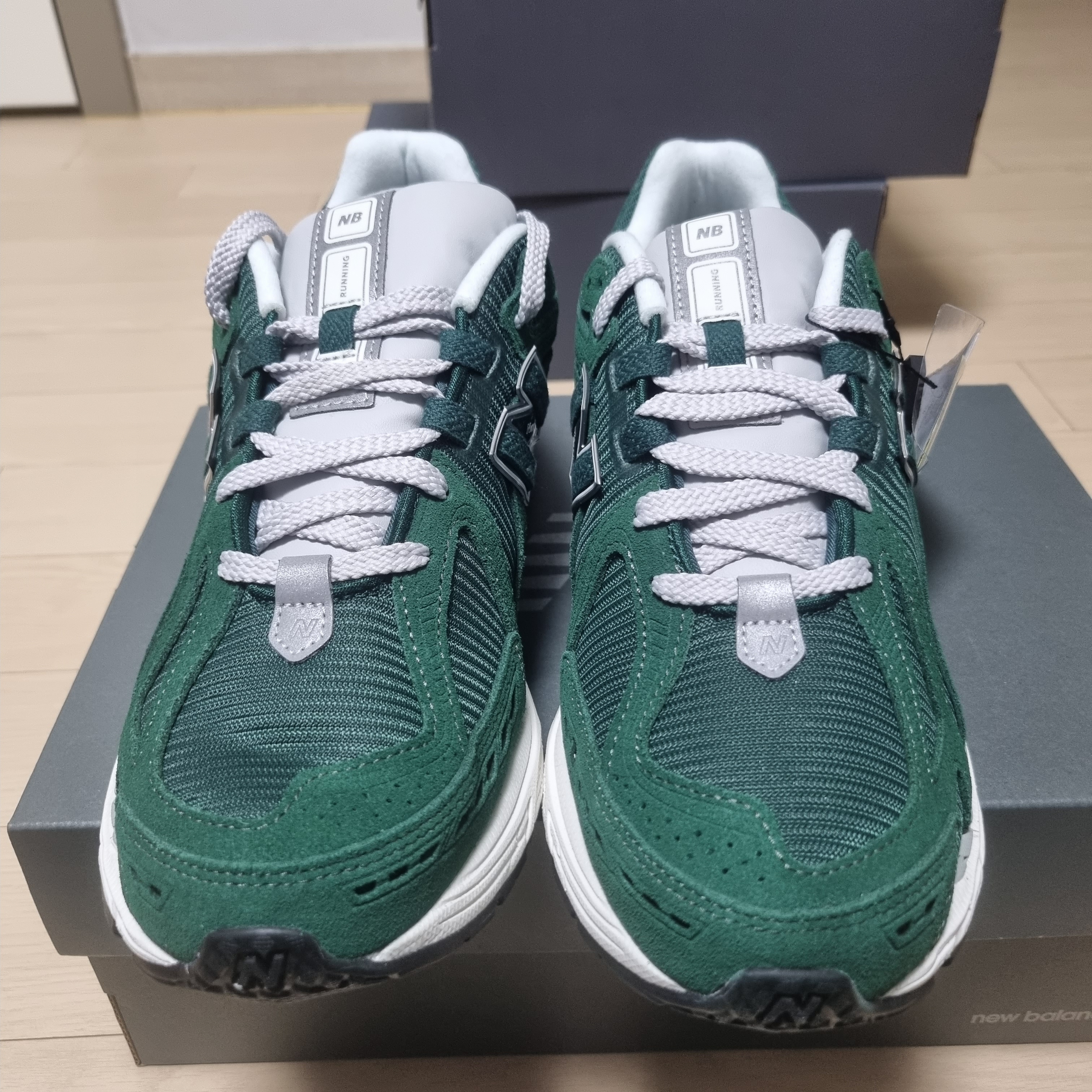 New Balance 1906R Nightwatch Green 착용 스타일 - 2