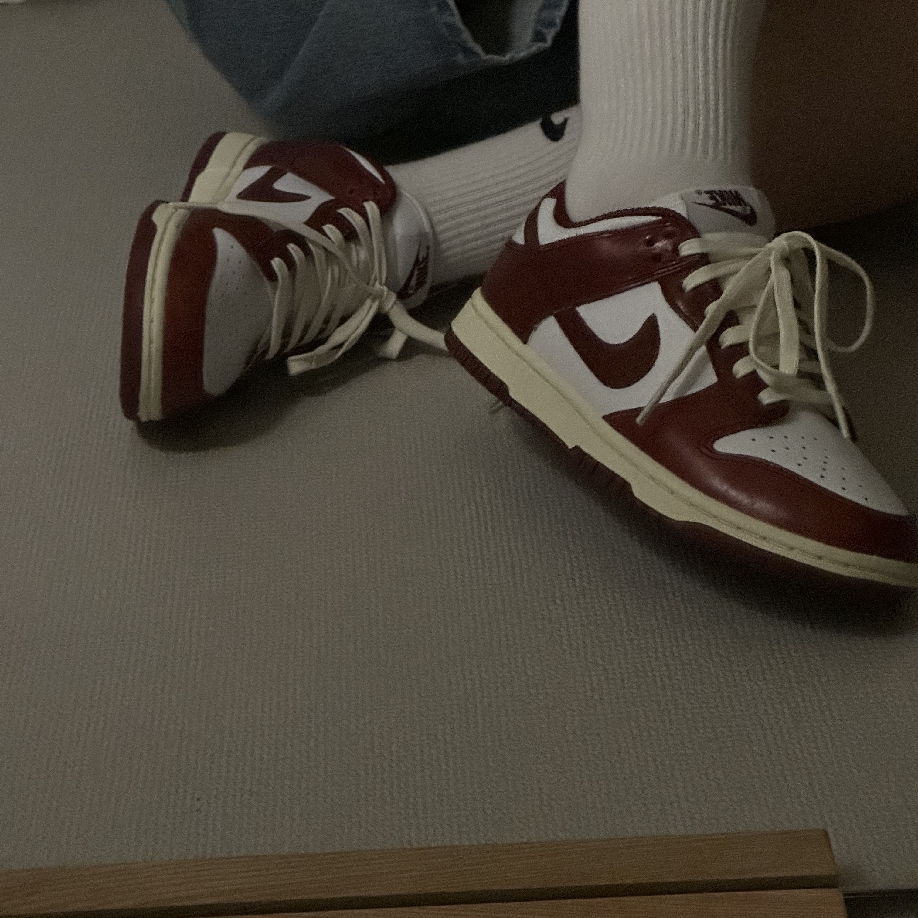 (W) Nike Dunk Low Retro PRM Team Red and White 착용 스타일 - 2