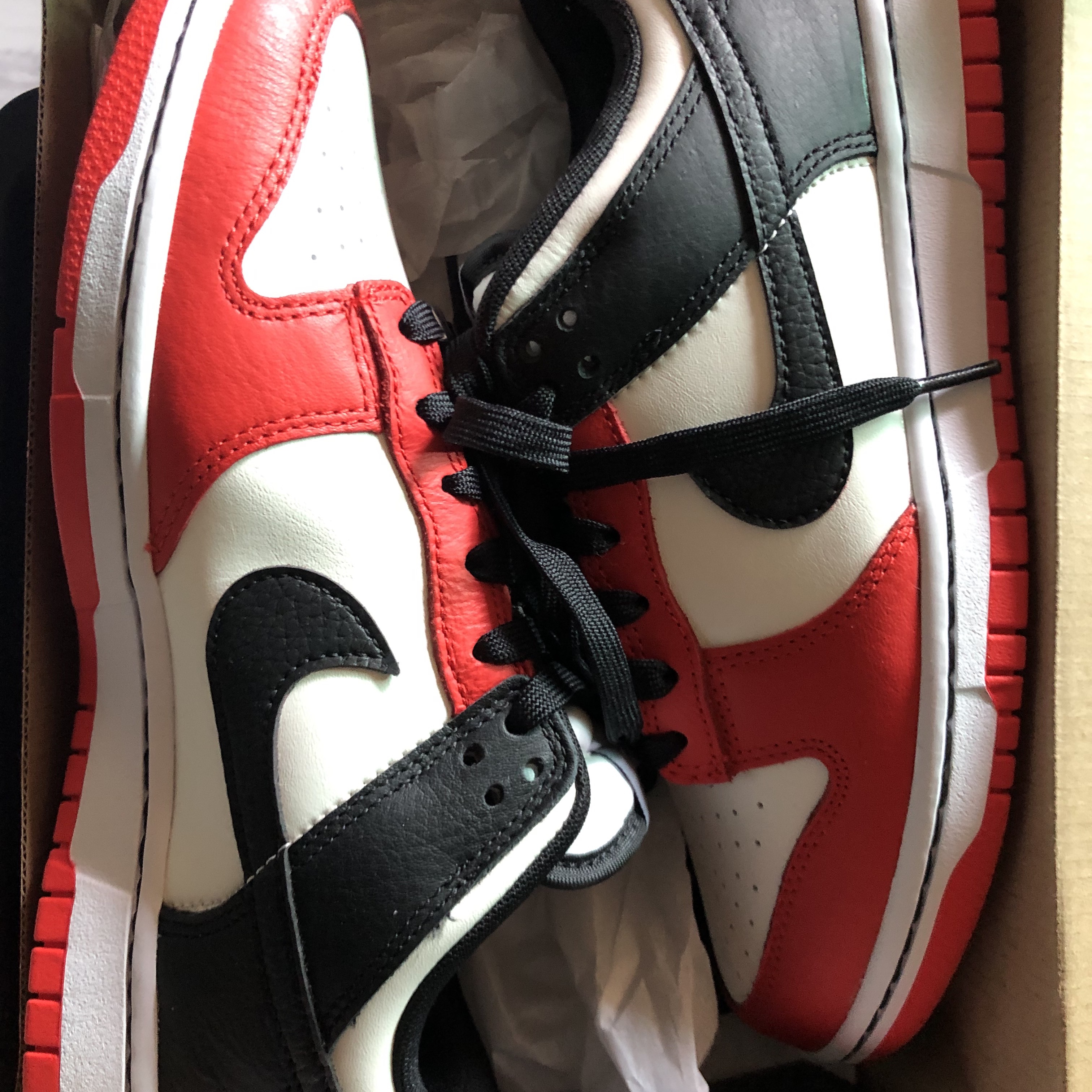Nike x NBA Dunk Low Retro EMB Black and Chile Red 착용 스타일 - 2