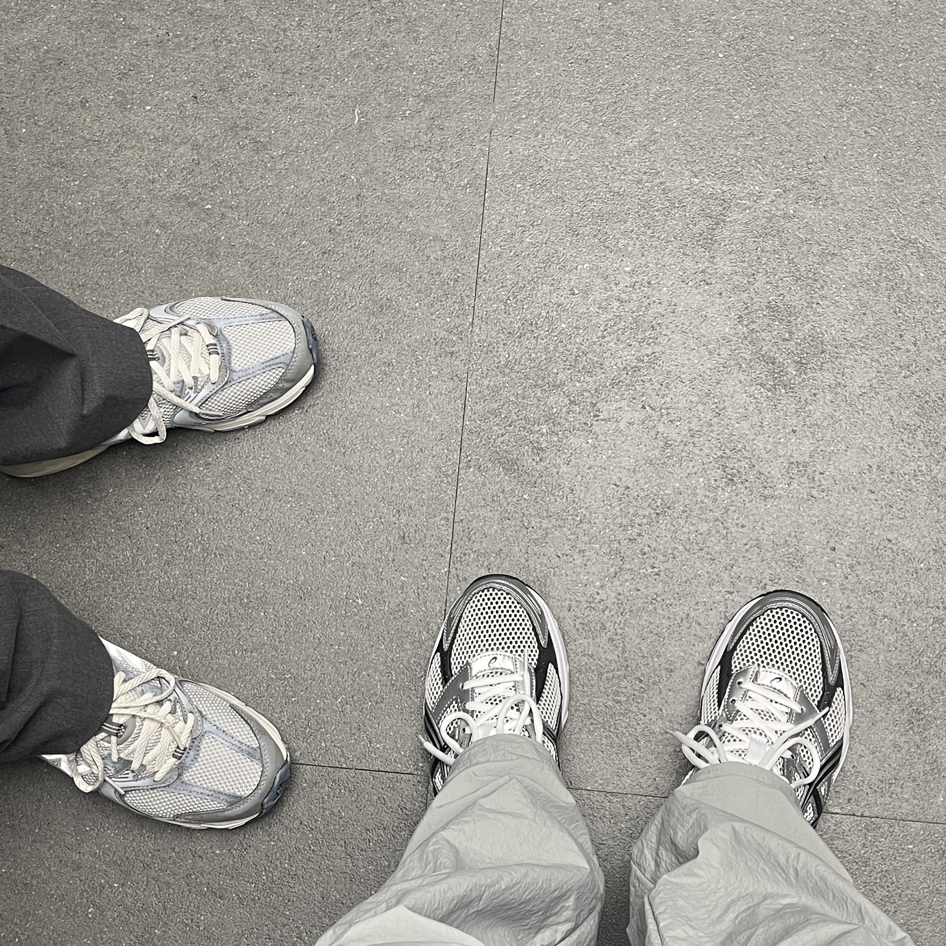 Asics Gel-1130 White Black, New Balance 530 Premium Vintage Grey Matter 착용 스타일 - 3