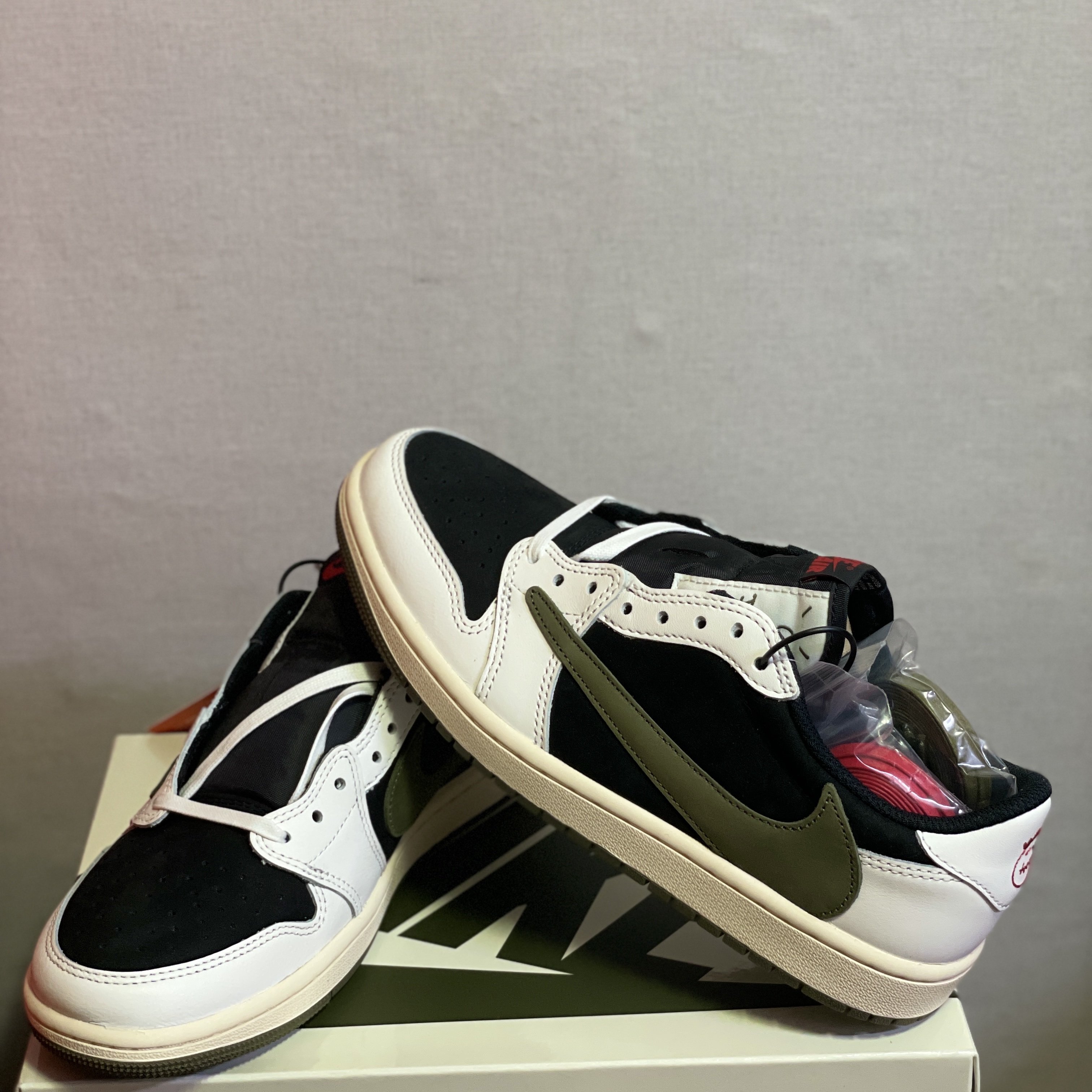 (W) Jordan 1 x Travis Scott Retro Low OG SP Medium Olive 착용 스타일 - 2