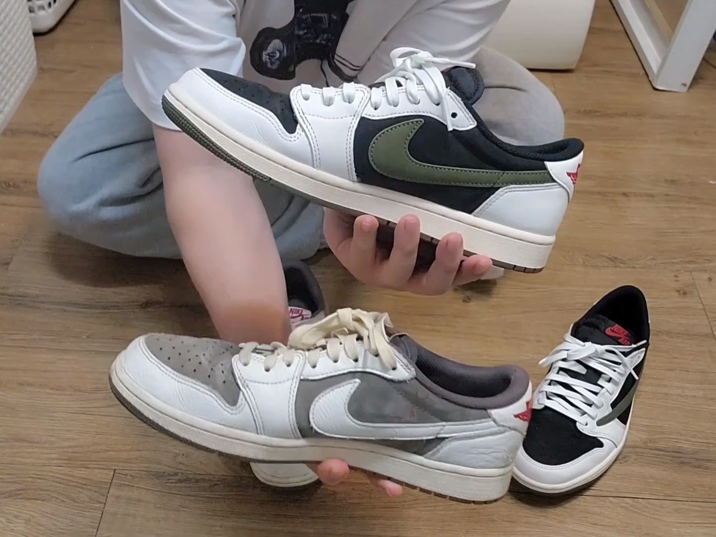 (W) Jordan 1 x Travis Scott Retro Low OG SP Medium Olive, Jordan 1 x Travis Scott Retro Low OG SP Sail and Ridgerock 착용 스타일 - 1