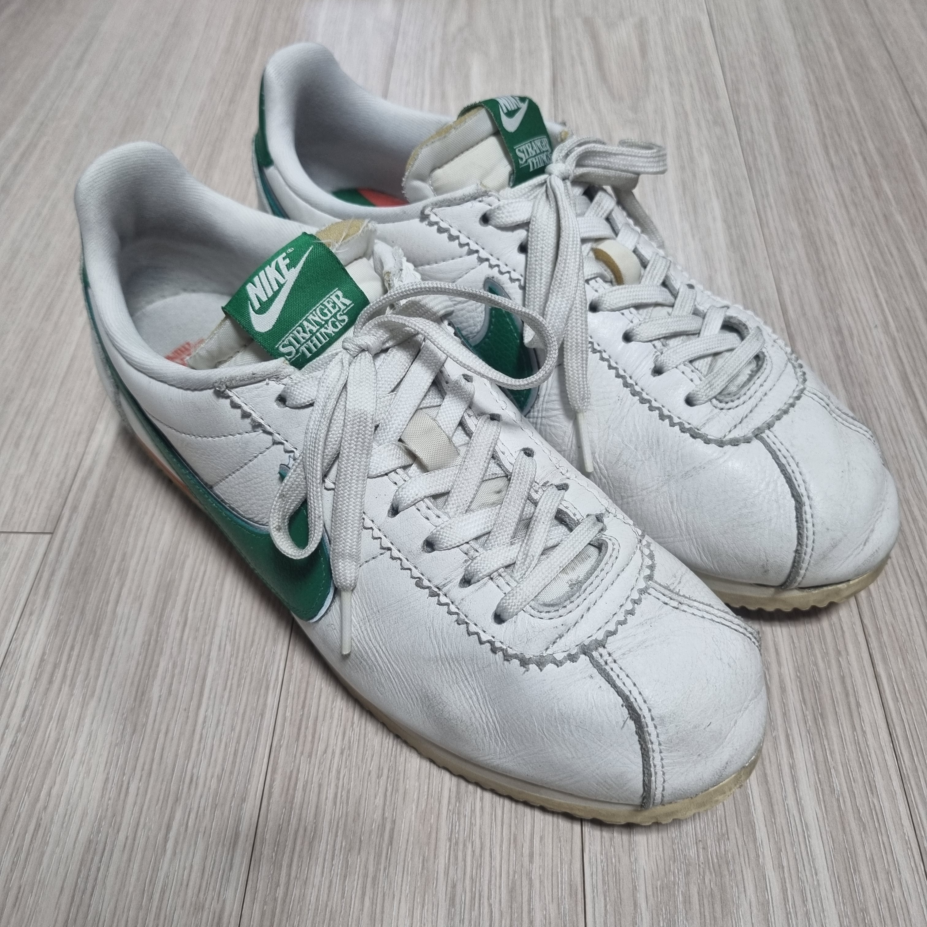 Nike x Stranger Things Classic Cortez Hawkins High School 착용 스타일