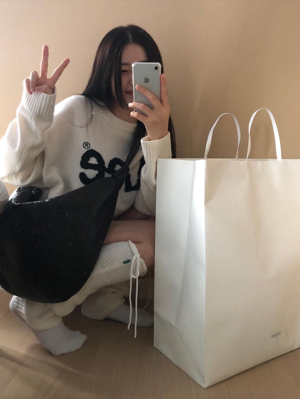 Lemaire Large Croissant Bag Soft Nappa Leather Black 착용 스타일