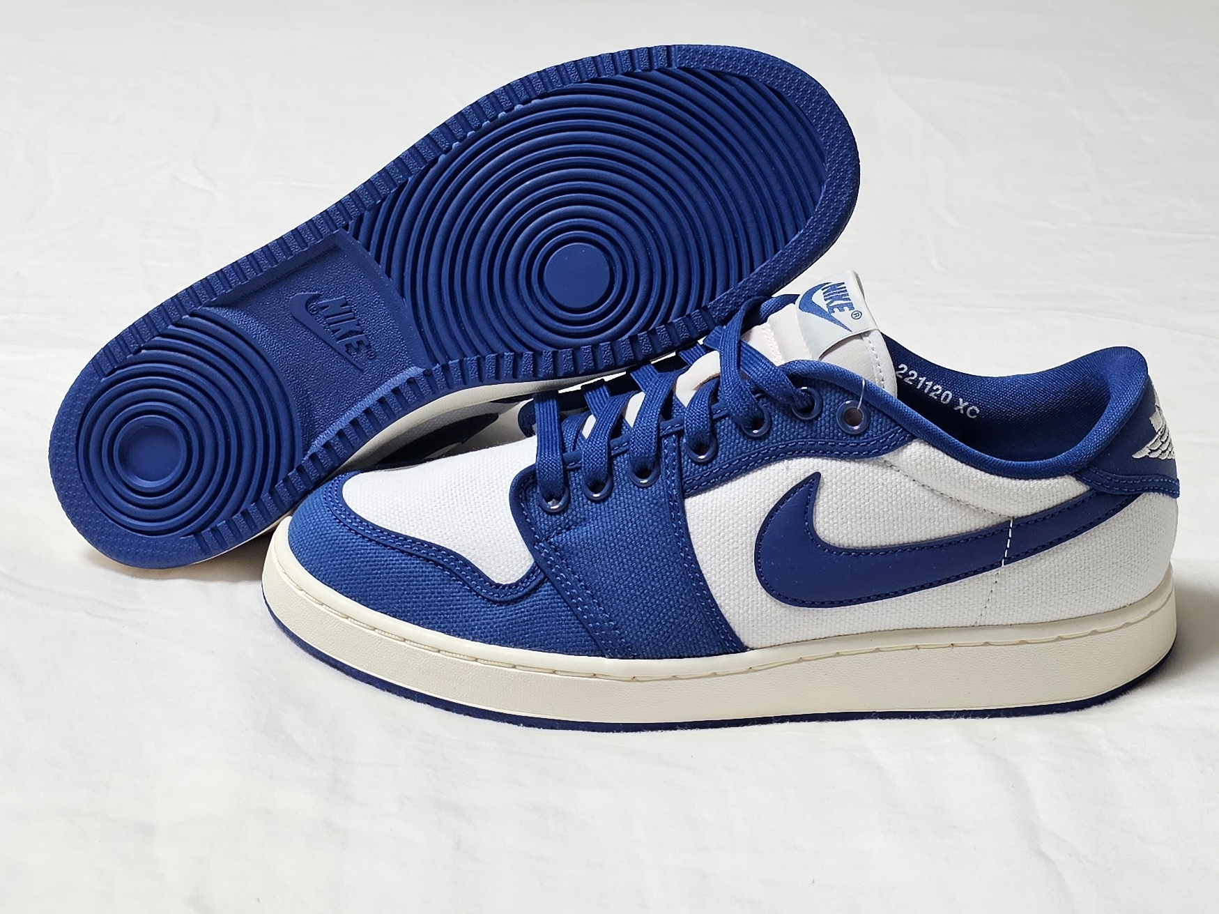 Jordan 1 KO Low White Dark Royal Blue 착용 스타일 - 3
