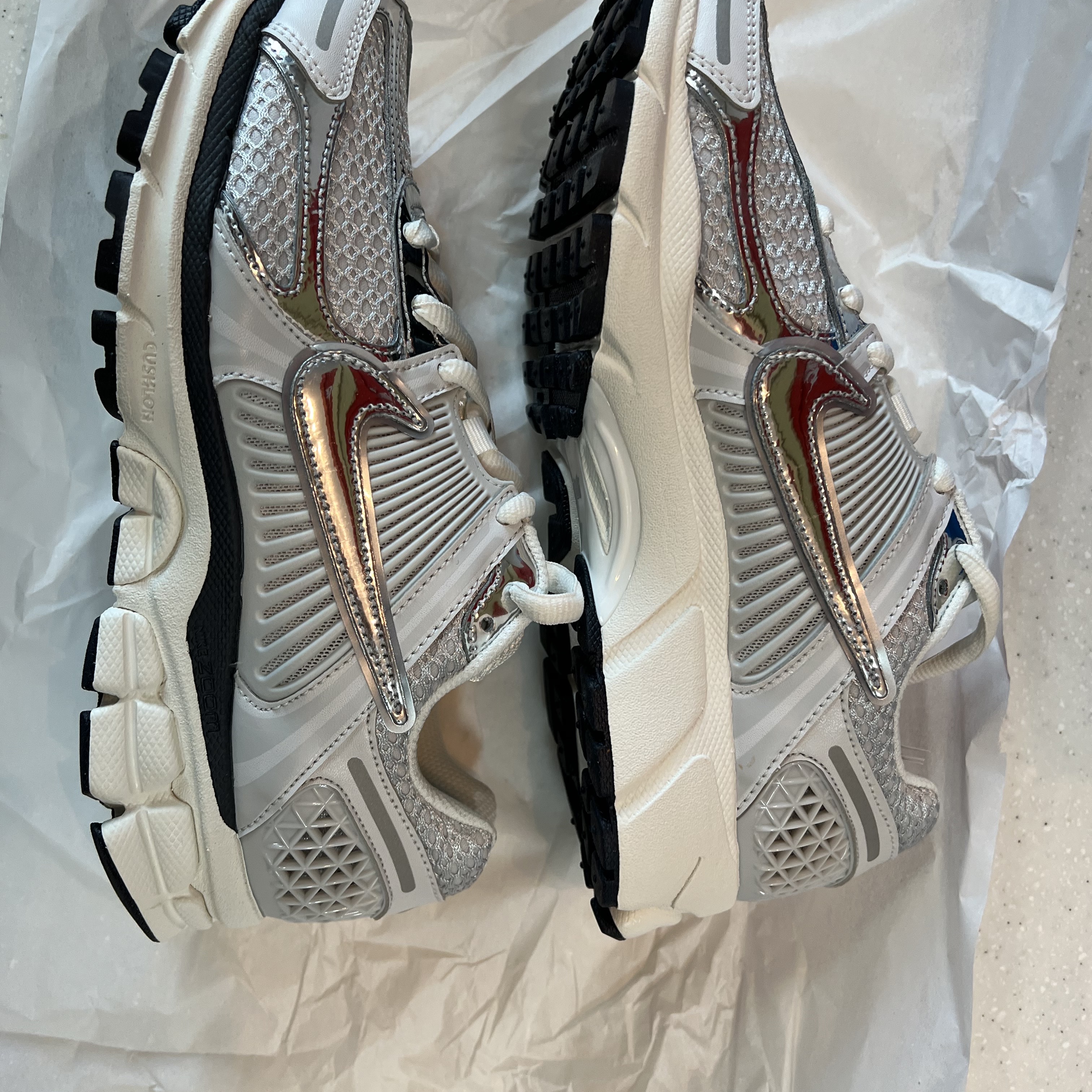 (W) Nike Zoom Vomero 5 Photon Dust and Metallic Silver 착용 스타일