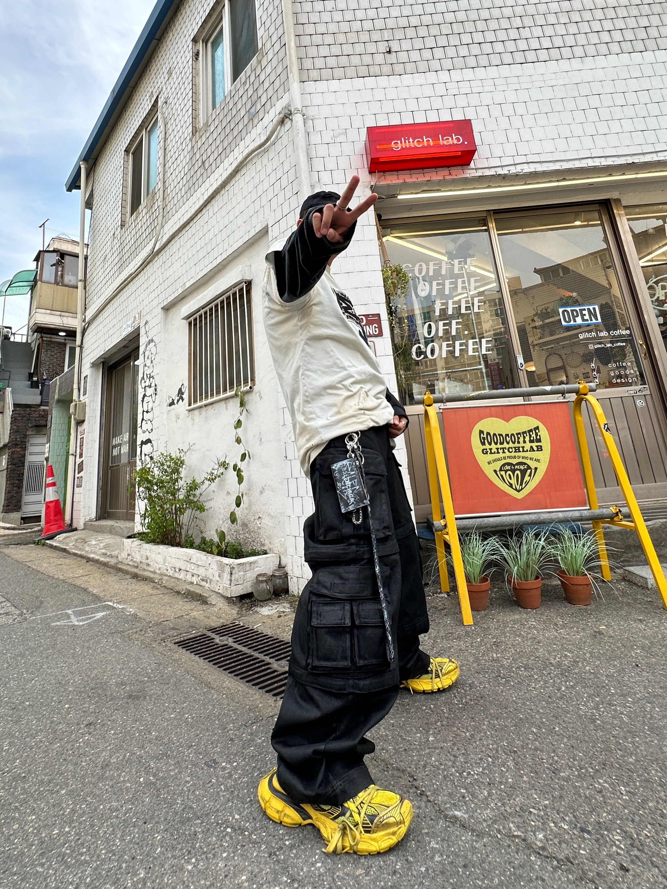 Project G/R Oversized Convertible Cargo Pants Coated Black, Balenciaga 3XL Sneakers Yellow Black 착용 스타일 - 1