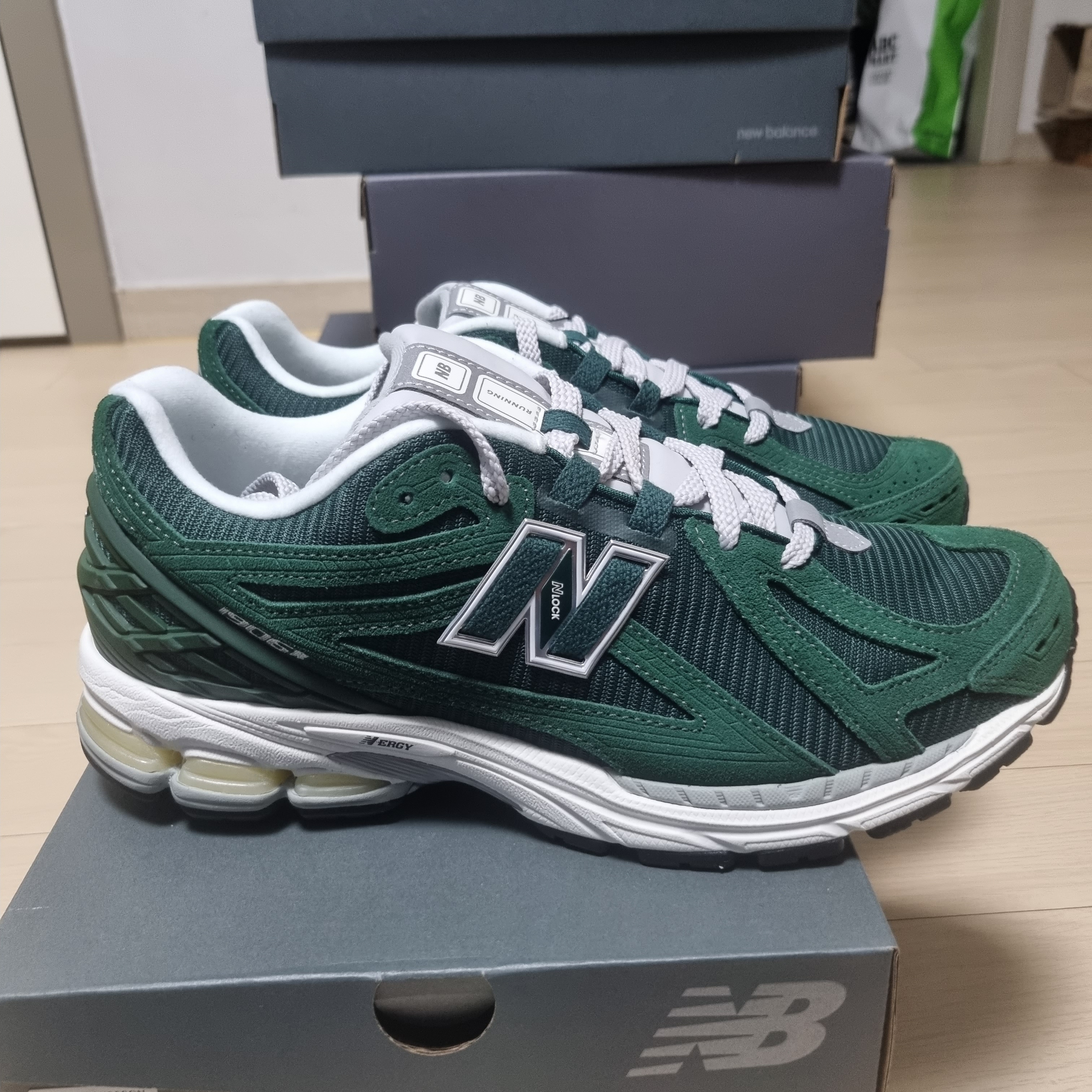 New Balance 1906R Nightwatch Green 착용 스타일 - 1