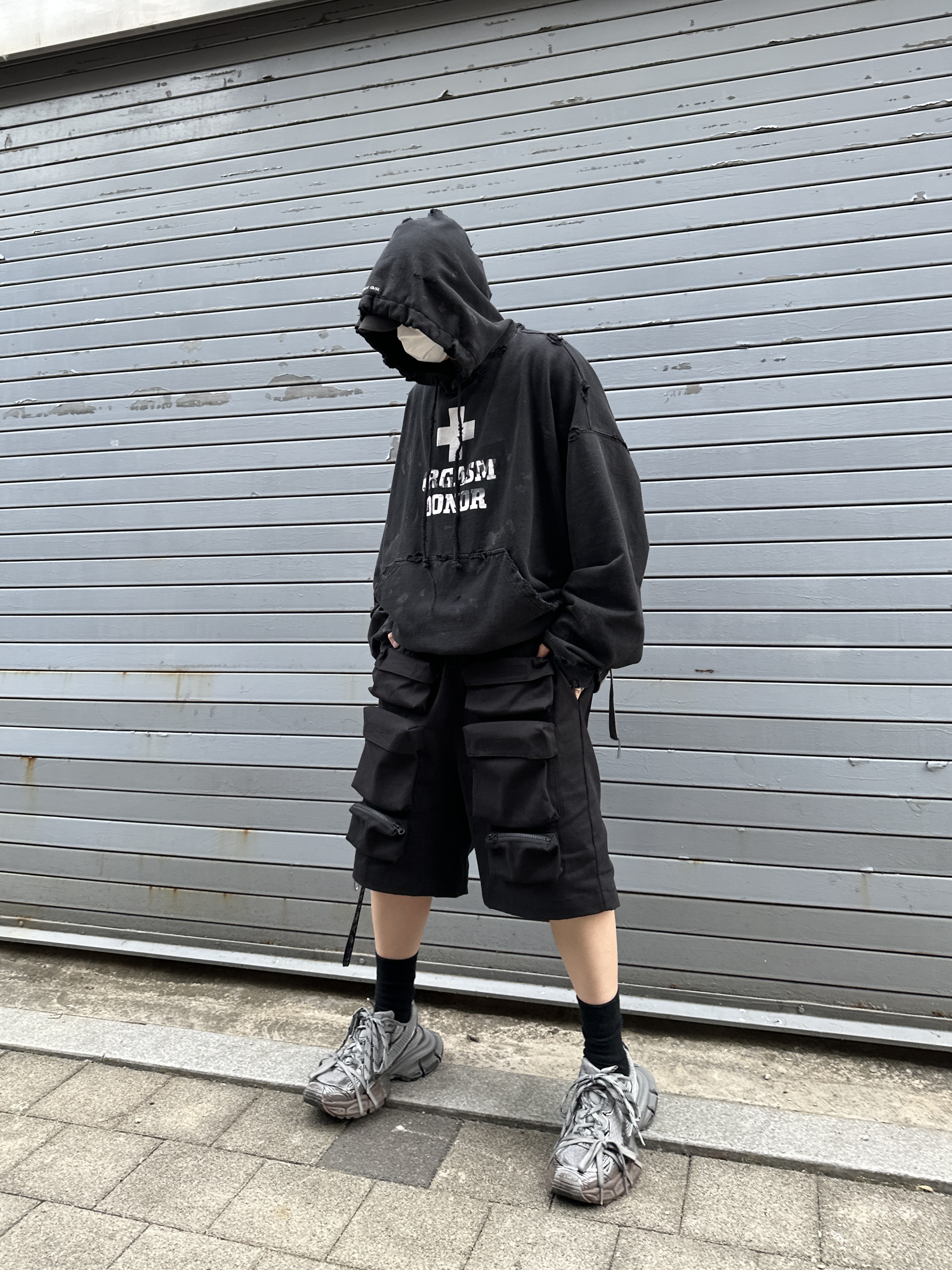 프로젝트 G/R 베리파이드 오르가즘 도너 후드 더티 블랙, 발렌시아가 개퍼 캡 블랙 착용 스타일 - 1