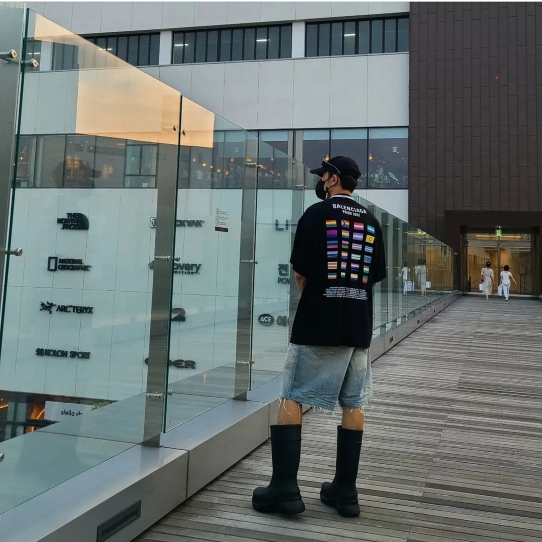 Balenciaga x Crocs Rubber Boot Black 착용 스타일 - 1