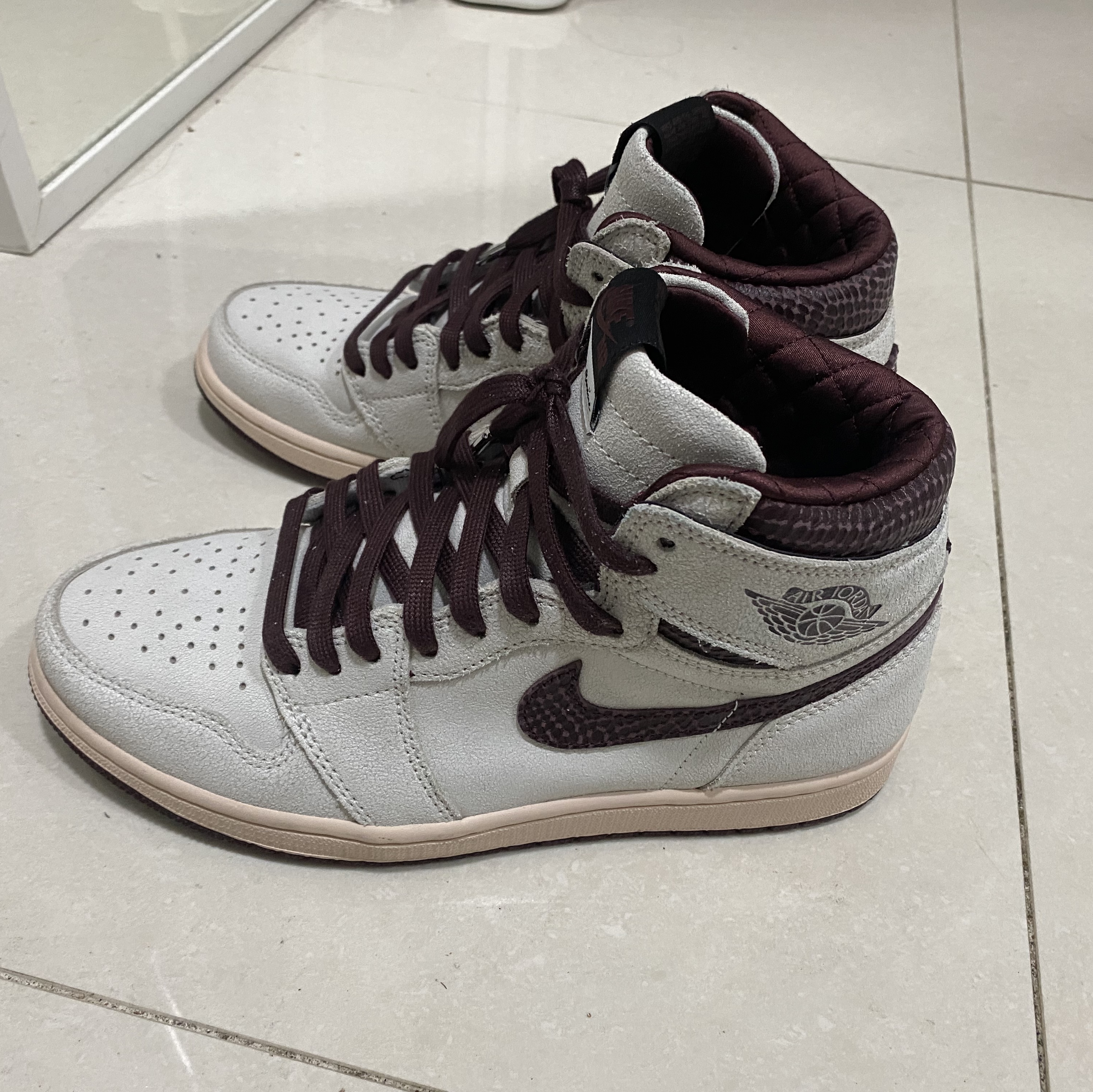 Jordan 1 x A Ma Maniere Retro High OG SP Sail and Burgundy 착용 스타일 - 2