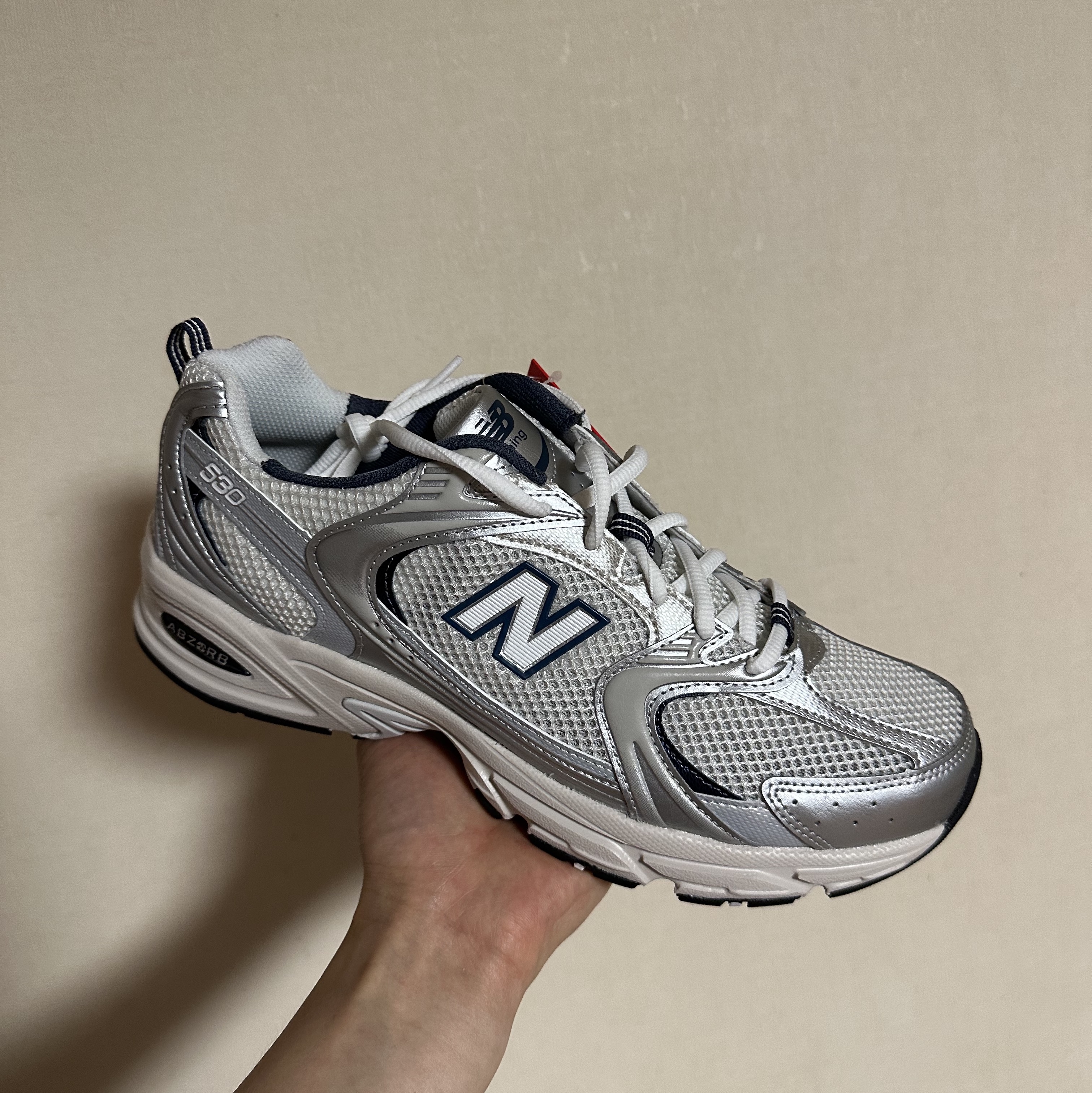 New Balance 530 Steel Grey 착용 스타일 - 1