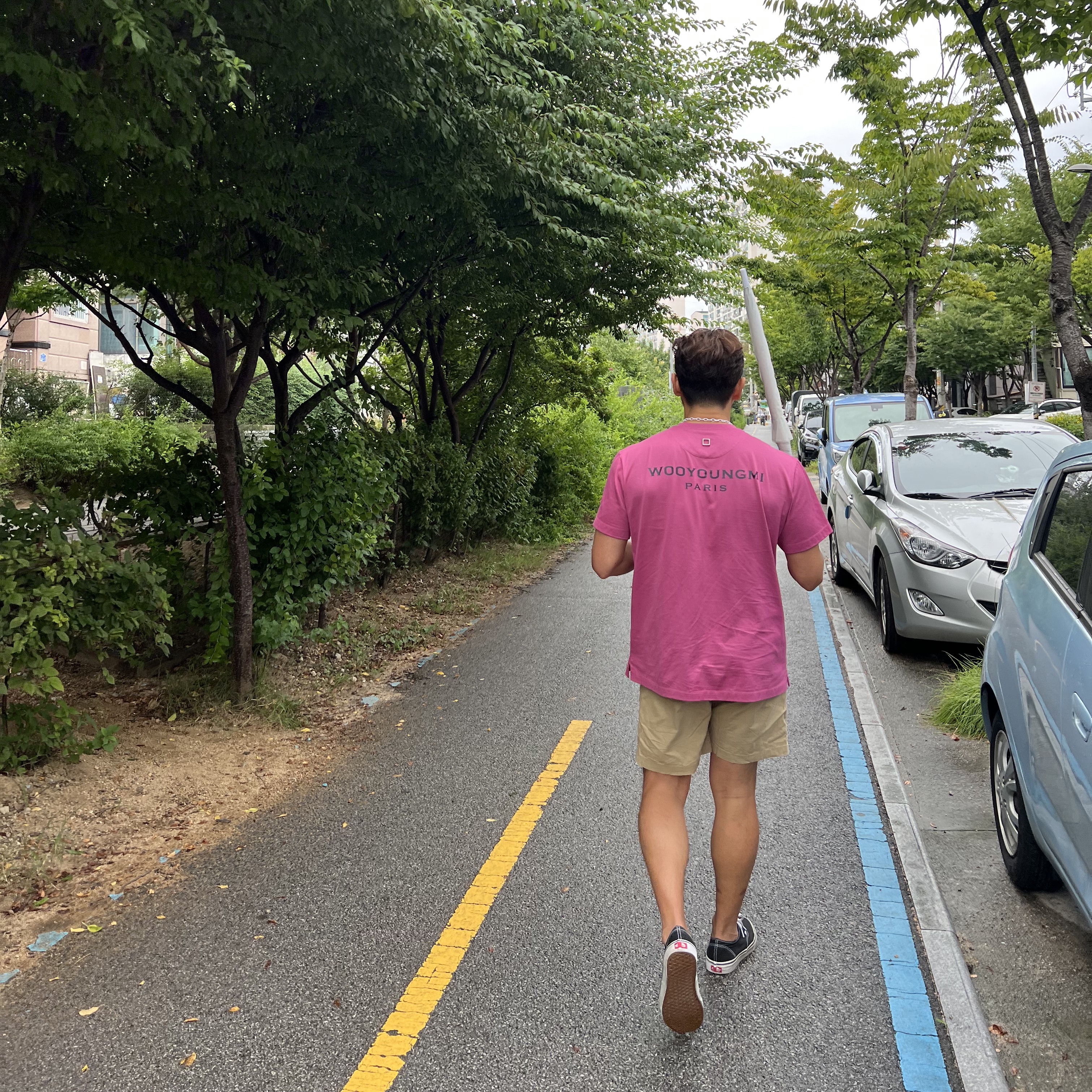 우영미 블랙 백로고 티셔츠 핑크 - 22FW, 우영미 블랙 자수 로고 볼캡 블루 데님 - 22FW 착용 스타일 - 1