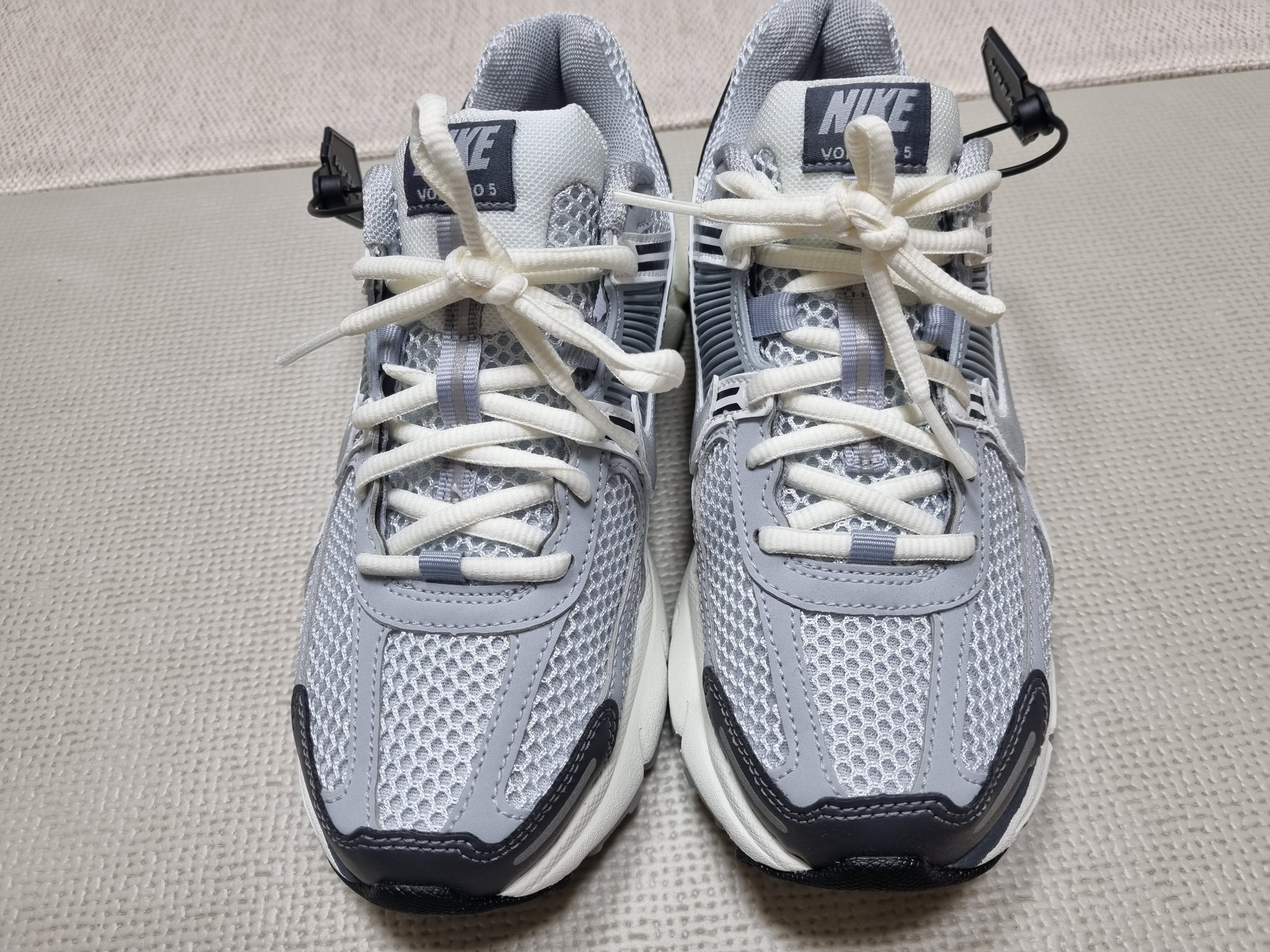 (W) Nike Zoom Vomero 5 Pure Platinum Metallic Silver 착용 스타일