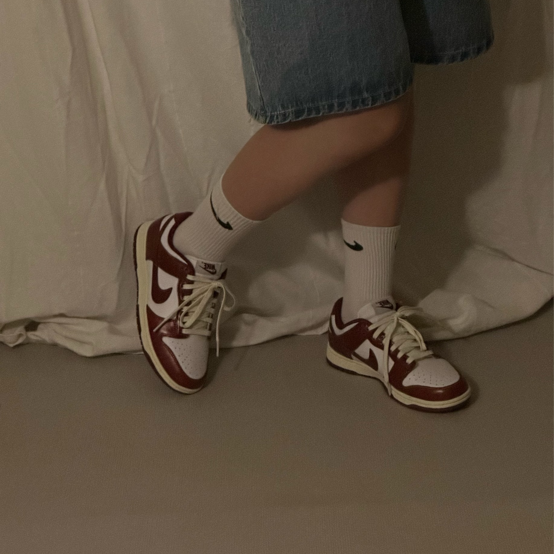 (W) Nike Dunk Low Retro PRM Team Red and White 착용 스타일 - 2