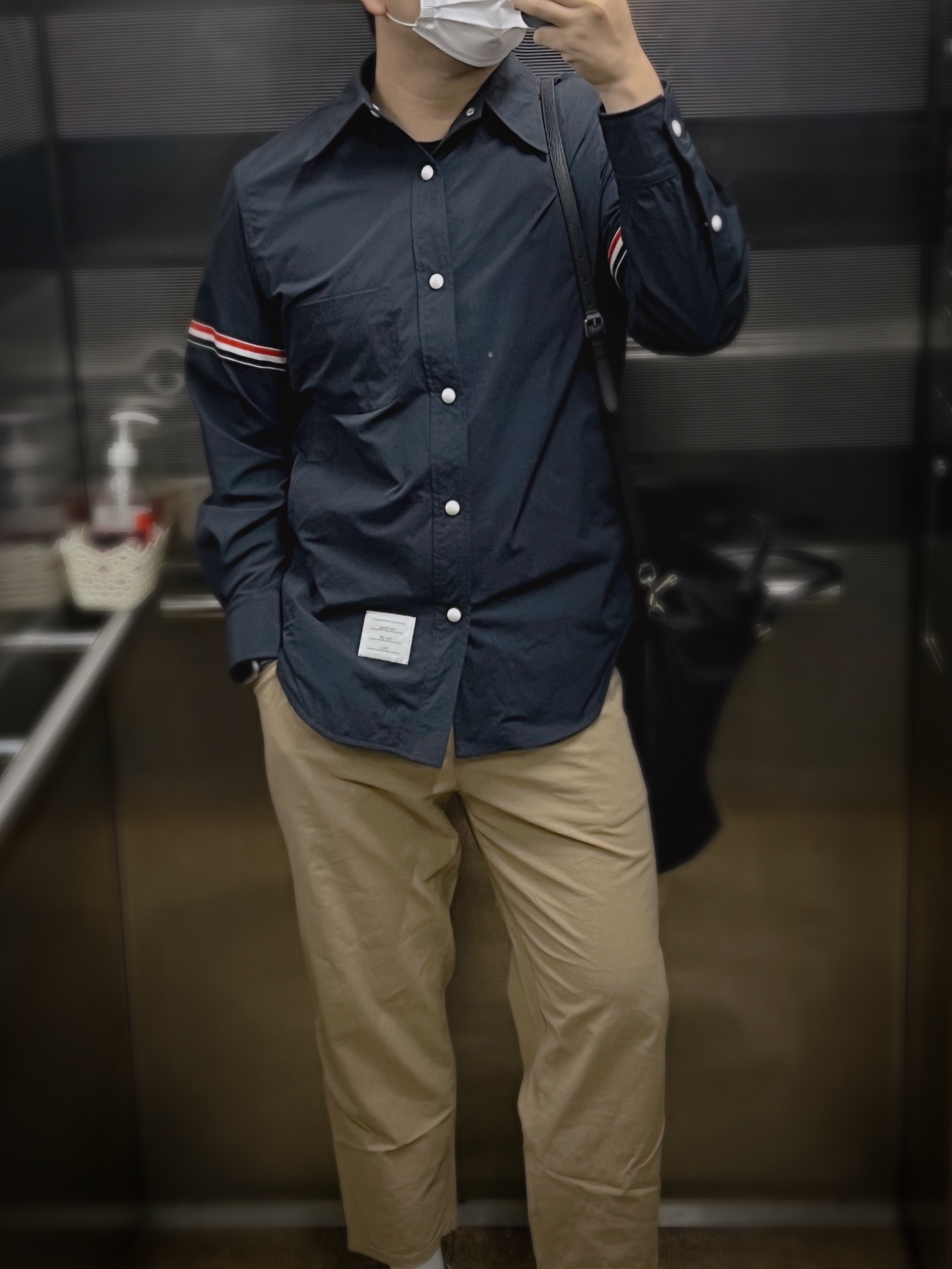 Gucci GG Rhyton Beige Sneakers Ebony Blue, Thom Browne Solid Nylon Armband Shirt Jacket Navy 착용 스타일 - 3