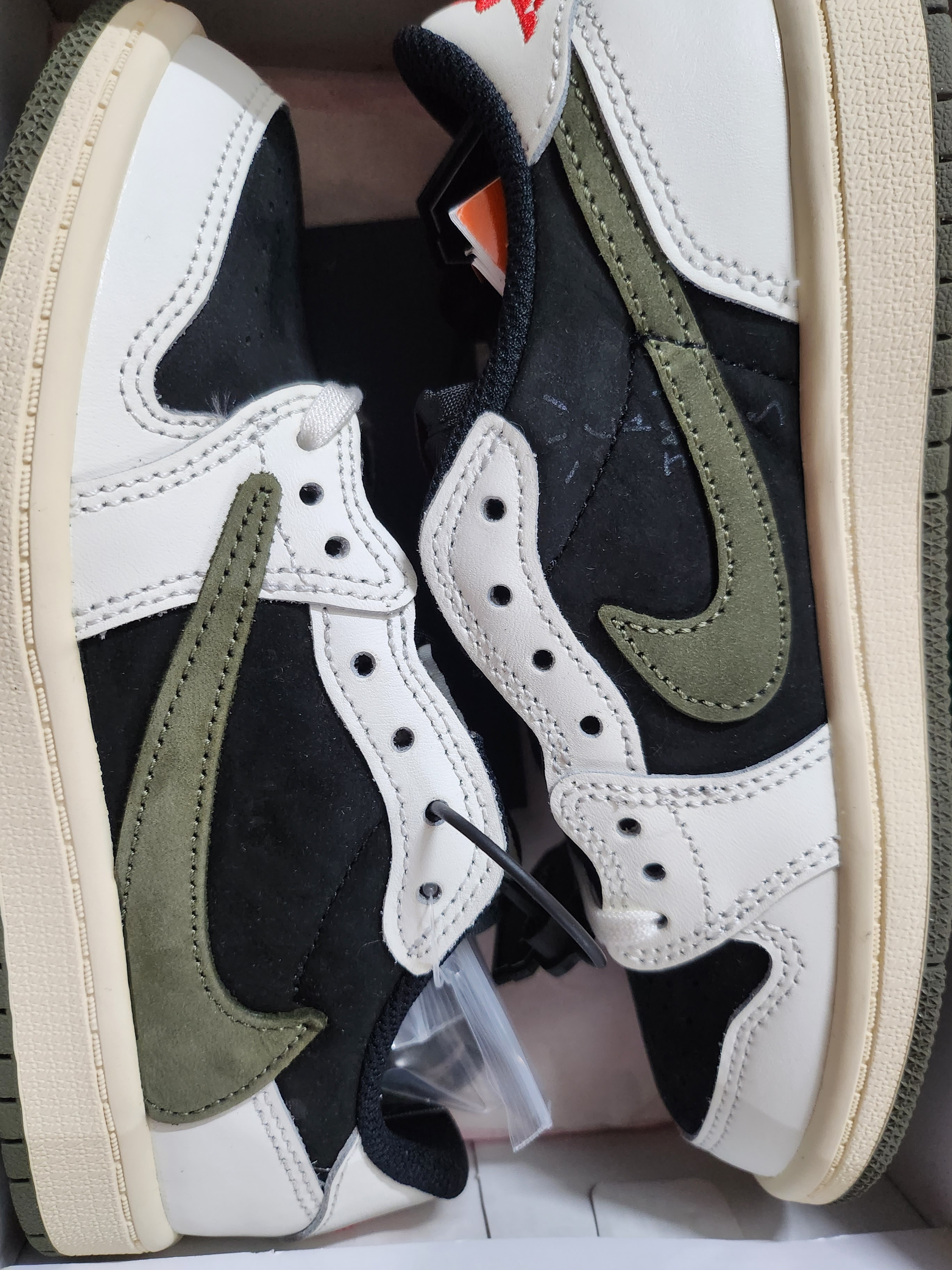 (PS) Jordan 1 x Travis Scott Retro Low OG SP Medium Olive, (PS) Jordan 1 x Travis Scott Retro Low OG SP Black Phantom 착용 스타일 - 2