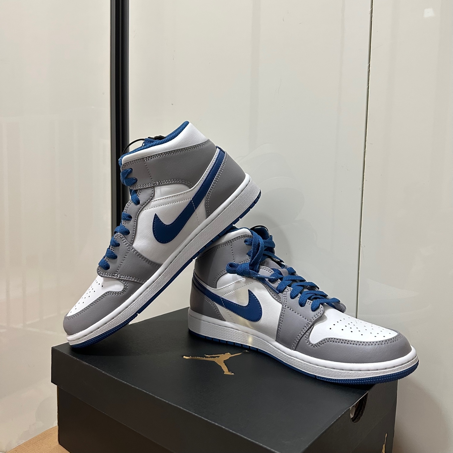 Jordan 1 Mid Cement Grey True Blue 착용 스타일